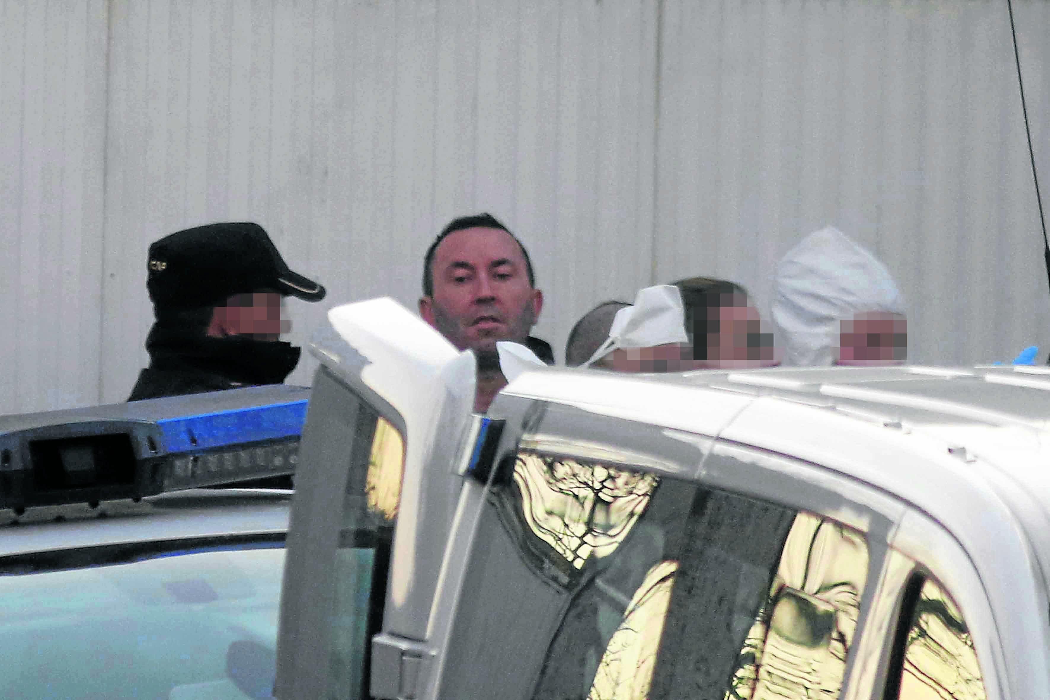 El detenido, en el centro, ayer a la salida del registro realizado por la tarde en su casa y en la finca familiar de Sárdoma.