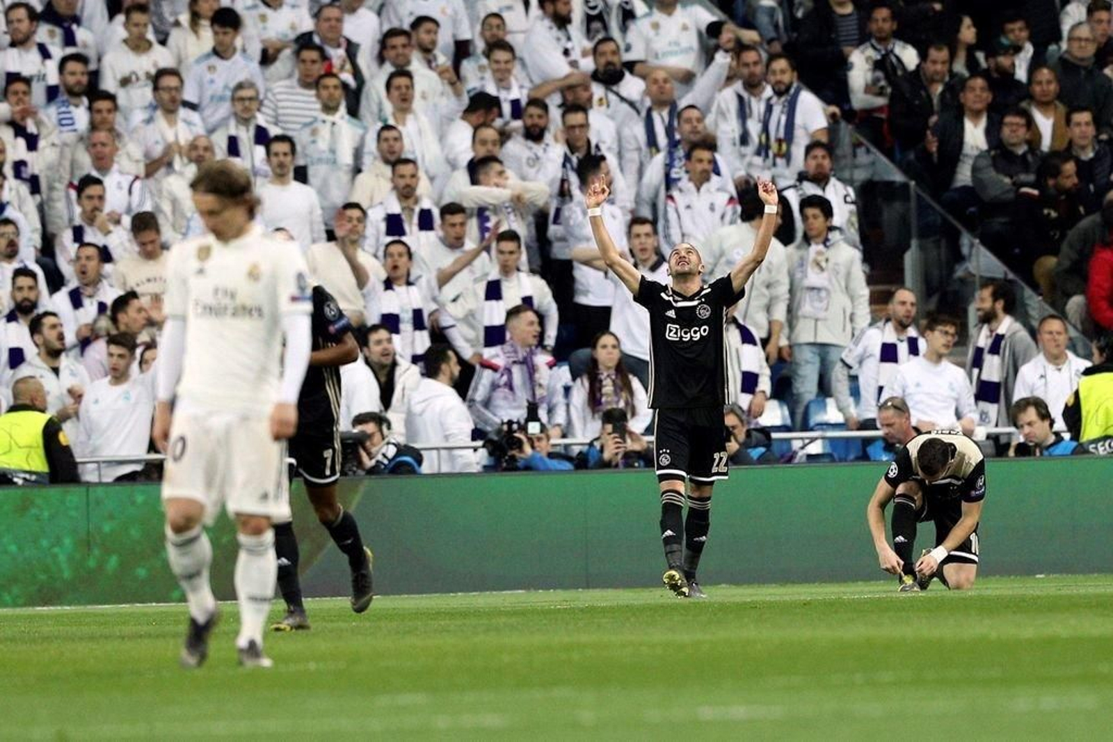 Ziyech celebra el primer gol del Ajax, anoche, en el estadio Santiago Bernabéu.