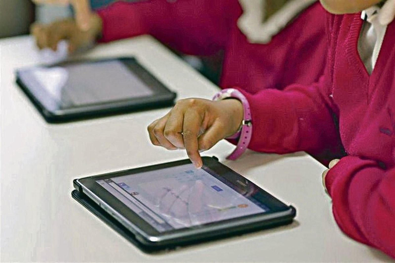 Alumnos de un colegio realizan los ejercicios en su clase mediante tablets.