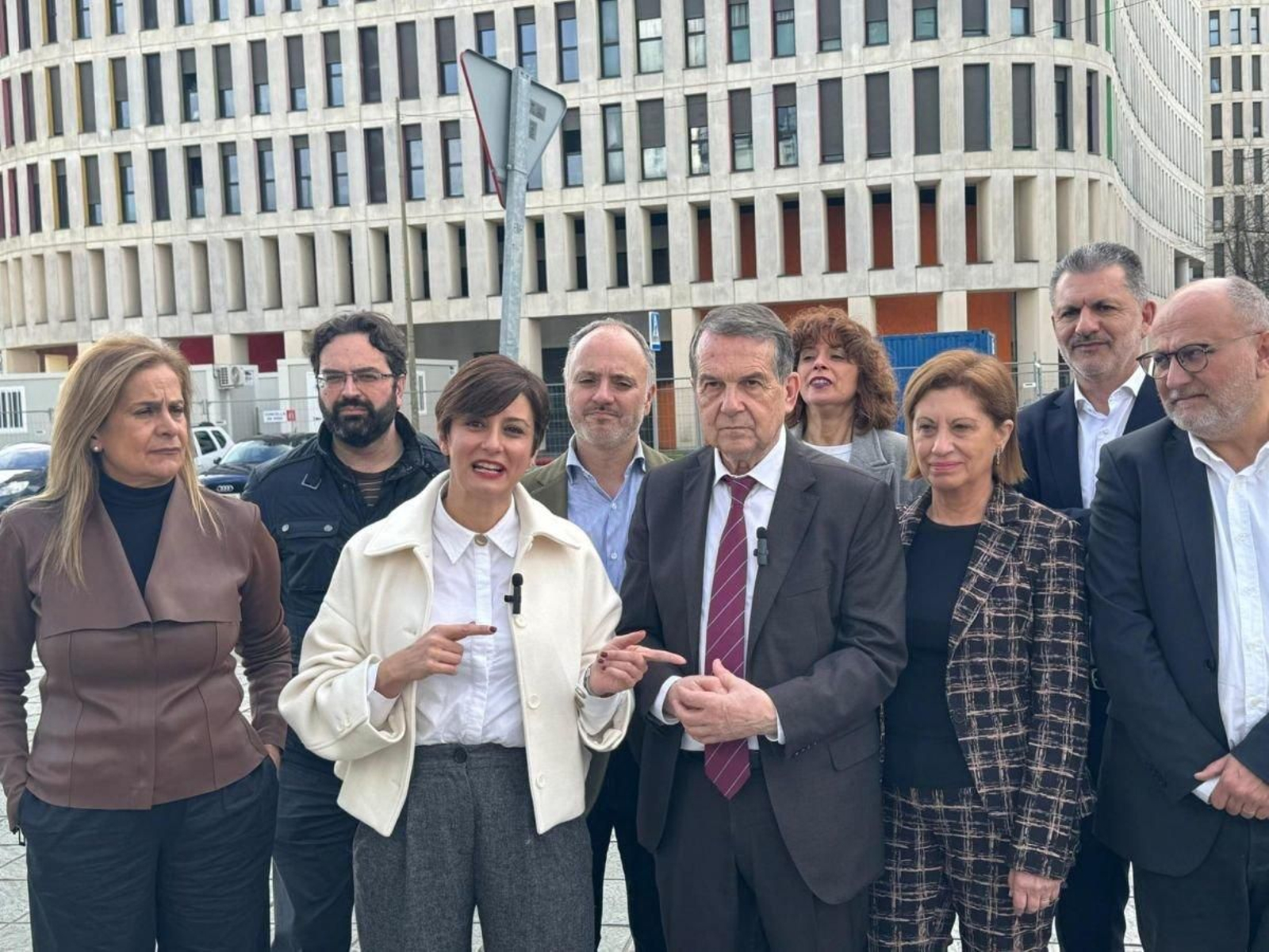 Momento del acto ayer en Navia, con Isabel Rodríguez, Abel Caballero y la candidata Elena Espinosa.