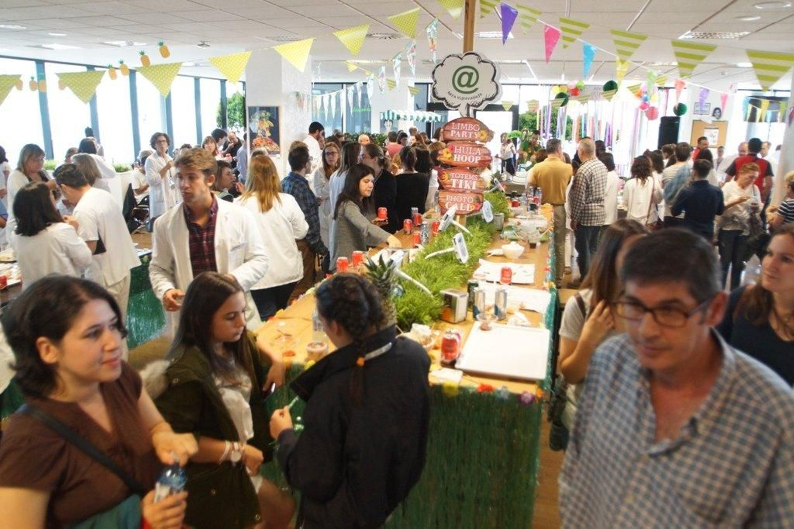 Fiesta hawaiana en el hospital Alvaro Cunqueiro Foto  Vicente Alonso 19