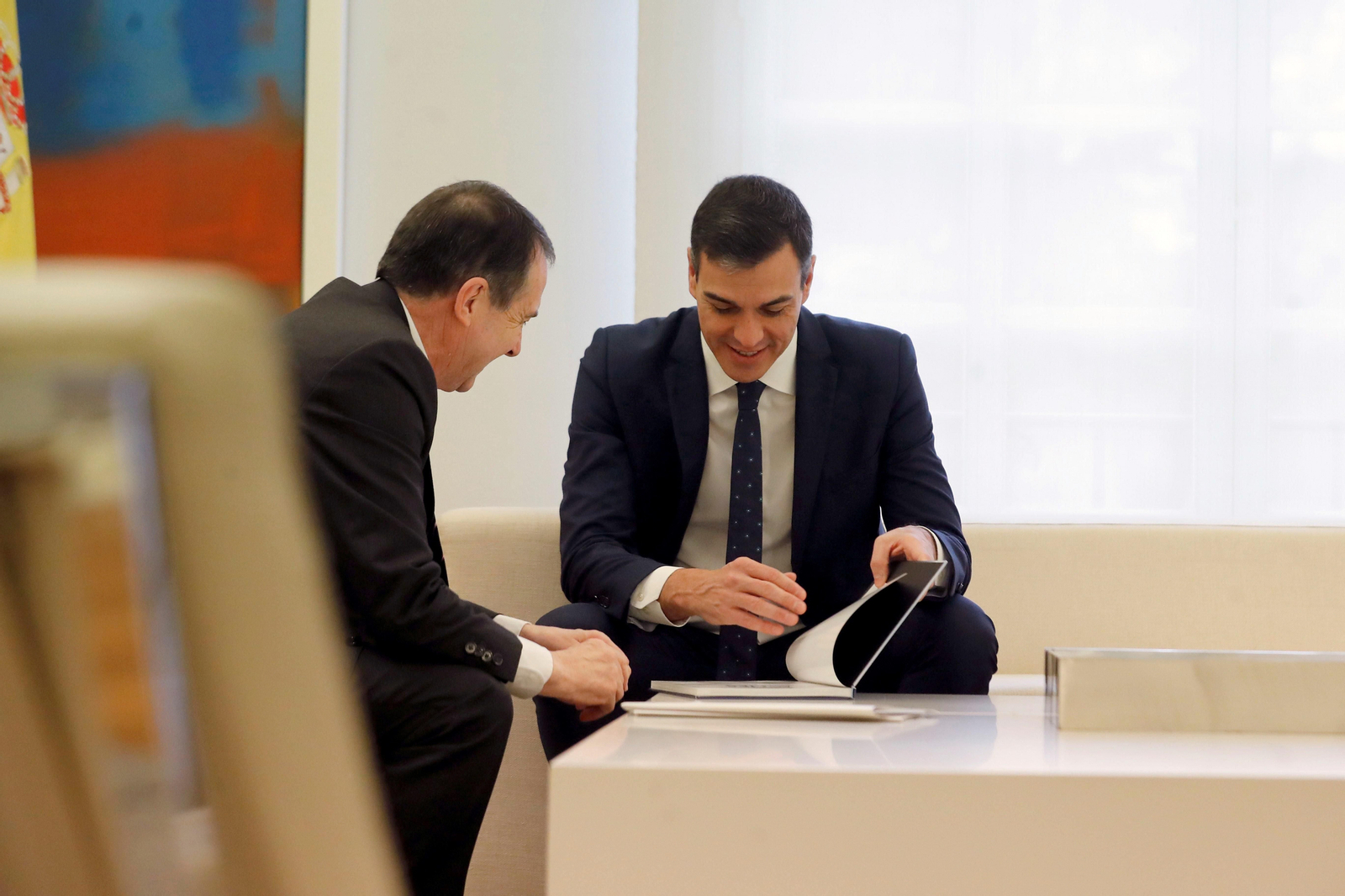 Caballero regaló a Sánchez un libro sobre las Islas Cíes.