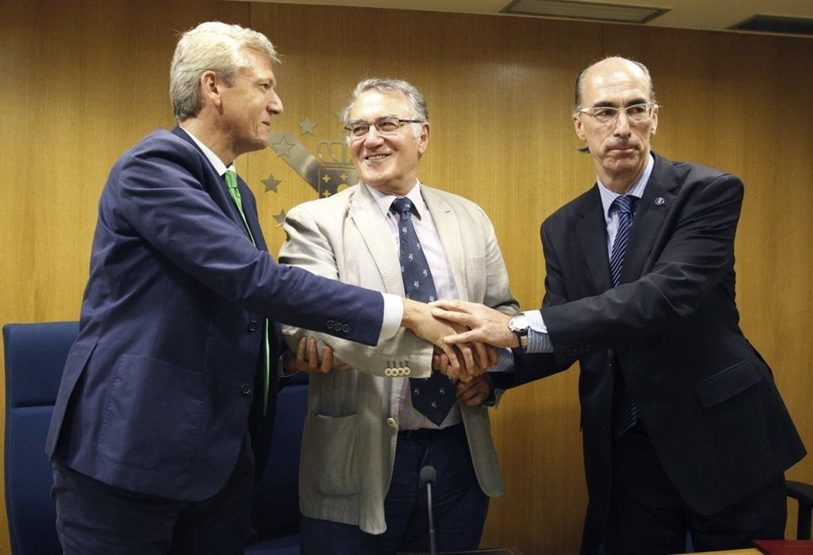 Rueda, García y Almuíña se estrechan las manos tras la firma del acuerdo.