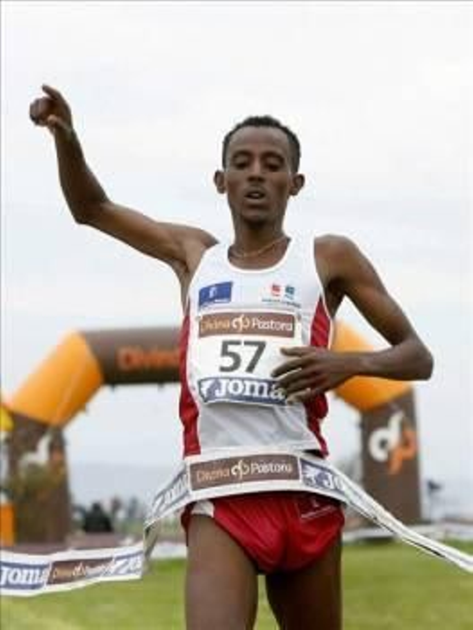 El atleta de origen etíope, Alemayehu Bezabeh, cruza la línea de meta. (Foto: CABALAR)