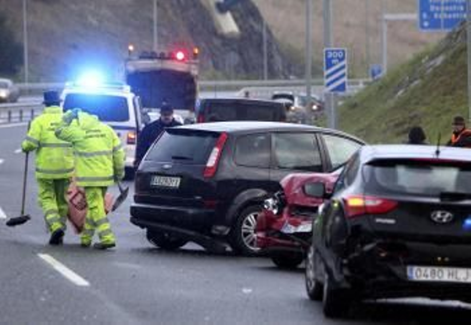 Cuatro personas han resultado heridas en la colisión múltiple registrada hoy en la A-15 a la altura de la localidad guipuzcoana de Urnieta