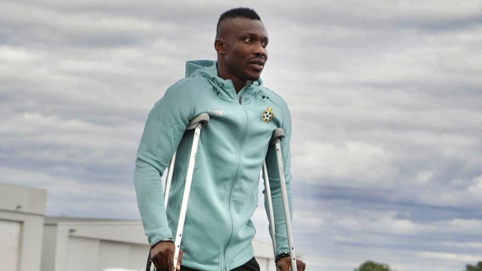 Aidoo con muletas. // X (@GhanaBlackstars)