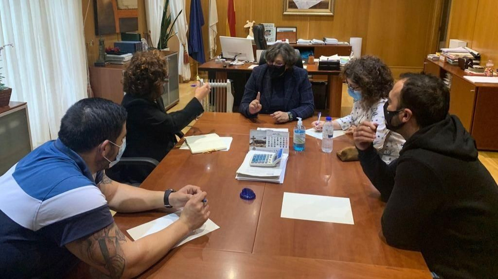 La alcaldesa, la diputada y los ediles del PSOE, ayer en el despacho de Alcaldía.