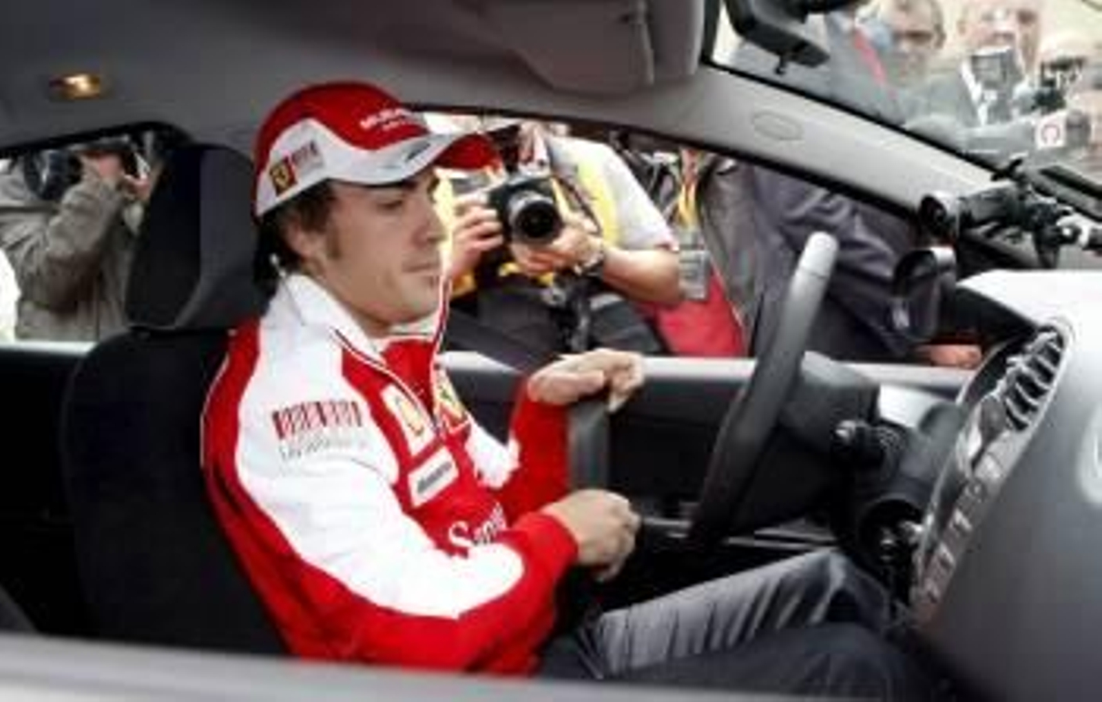 El piloto español Fernando Alonso a los mandos de un turismo, durante el acto organizado por el RACC.