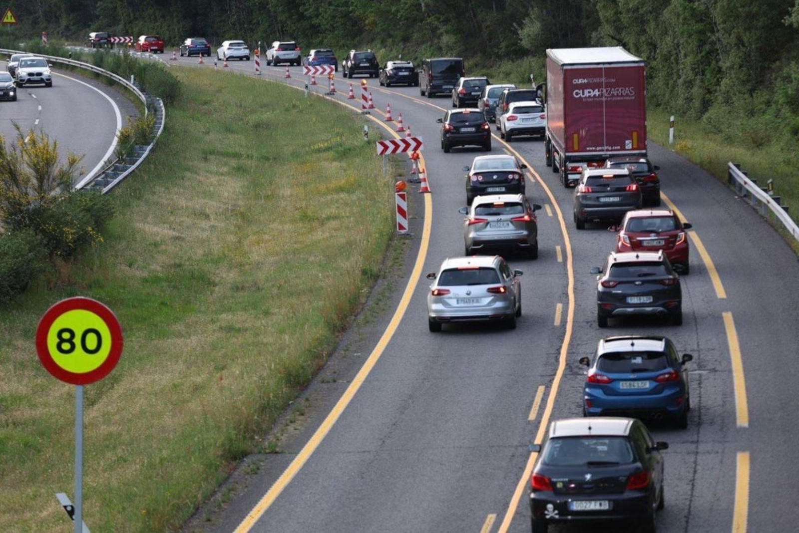 Decenas de vehículos, atrapados en la tarde del domingo en su vuelta a Vigo.