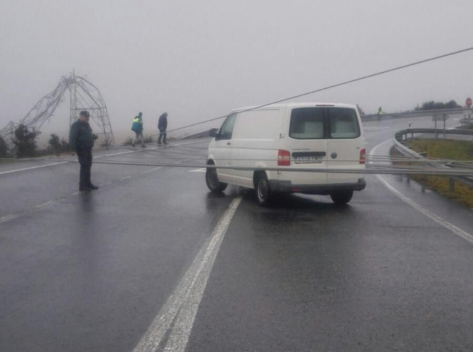El viento derribo una torre del tendido electrico en Silleda