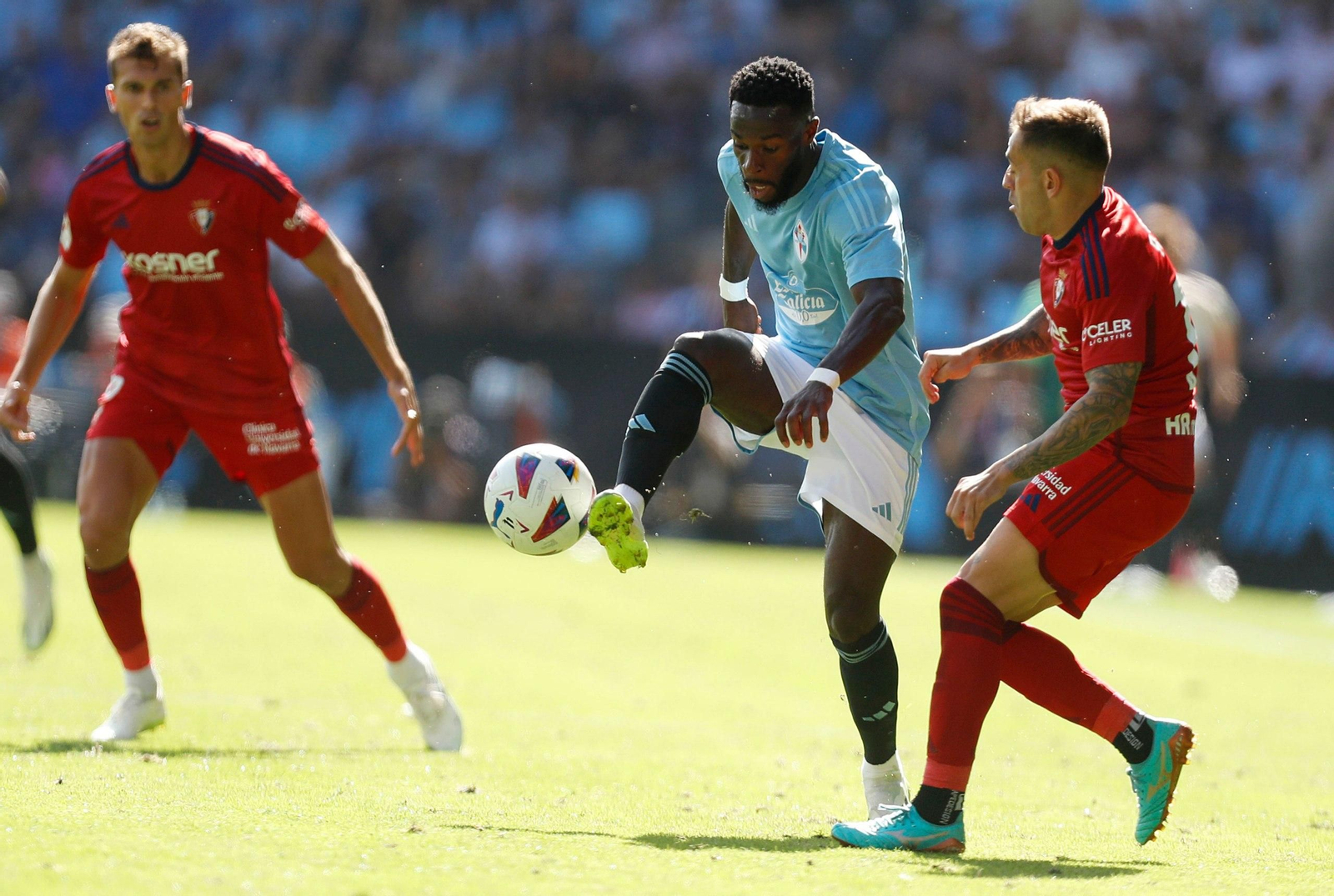El celeste Bamba en el partido del Celta contra Osasuna en Balaídos.