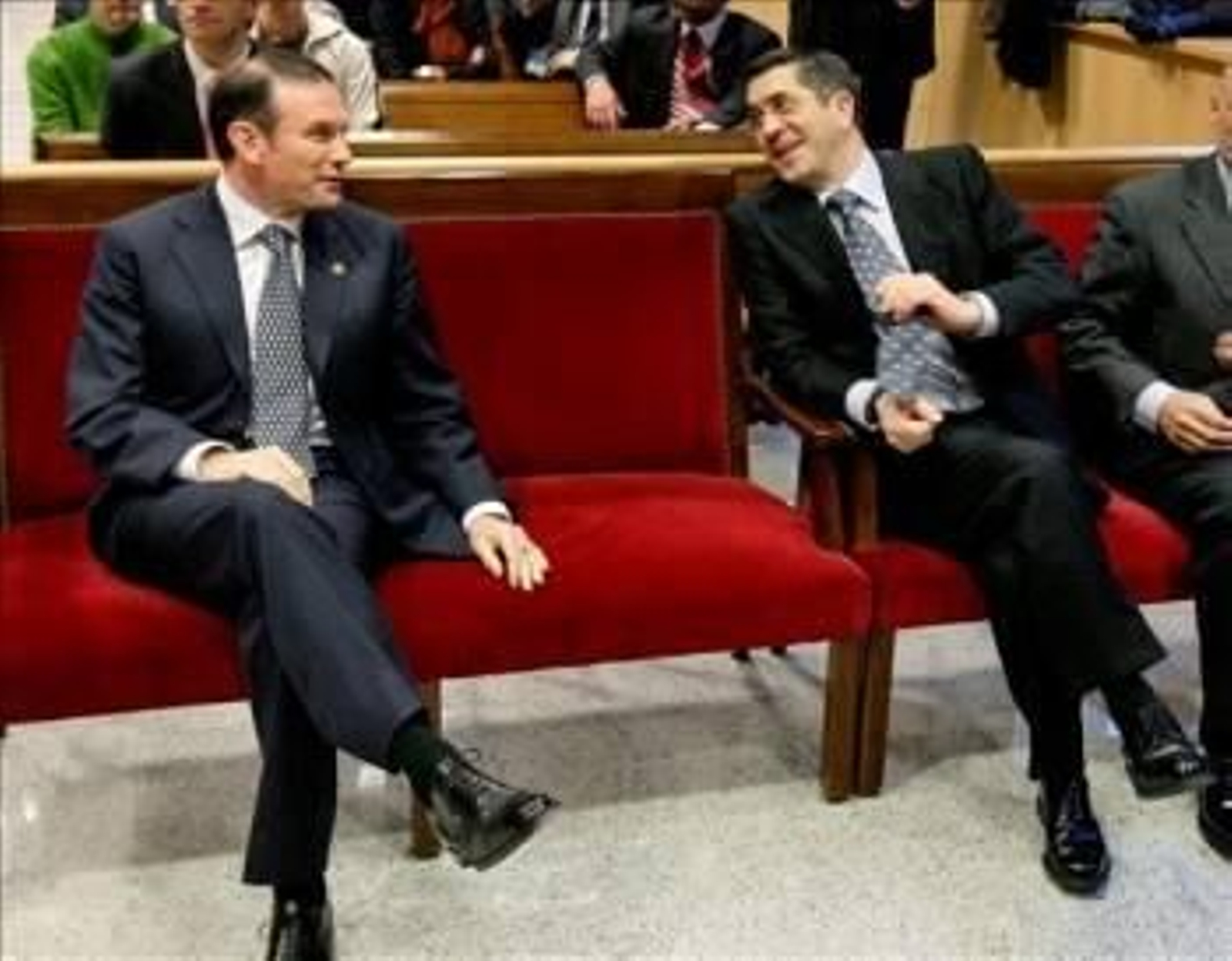 Foto del lehendakari Patxi López y su antecesor, Juan José Ibarretxe, cuando ostentaba este cargo, durante el juicio por la causa. (Foto: Alfredo Aldai)