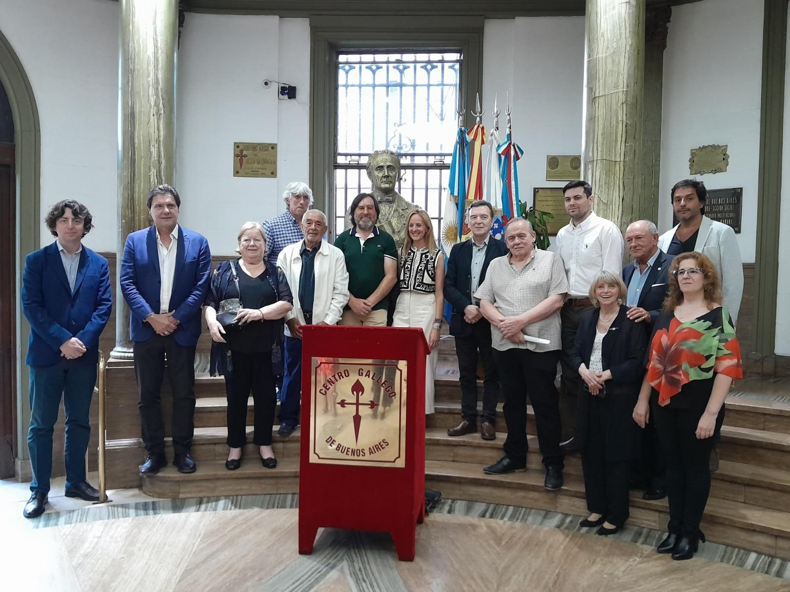 Los organizadores y convocantes del homenaje, en el Hall del Centro Gallego.Foto: Paula Sabajanes.