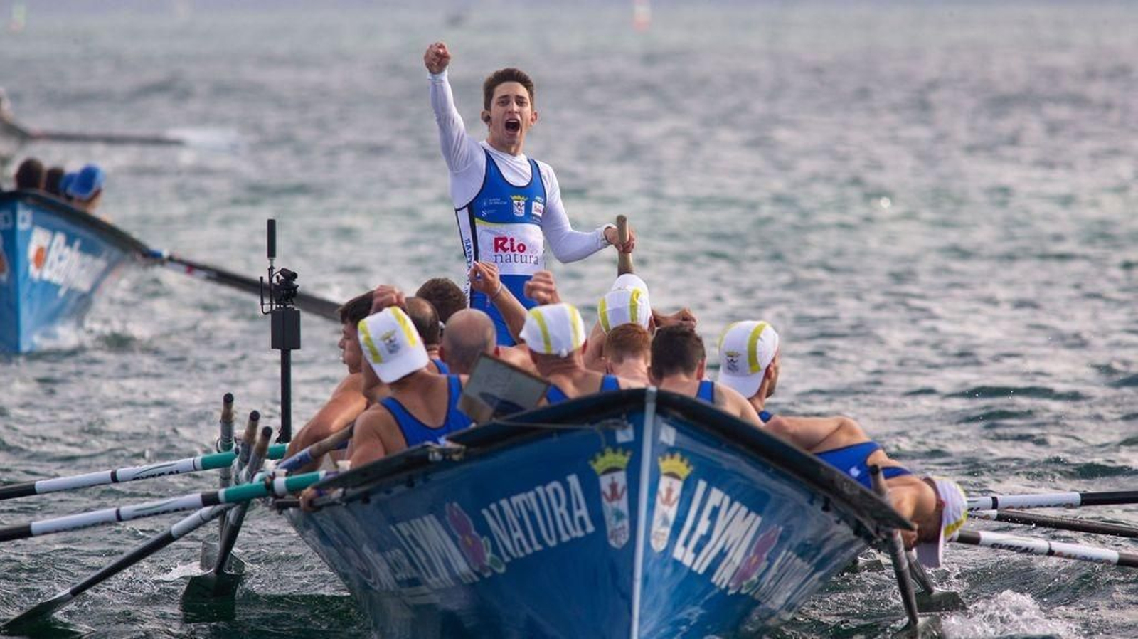 A traiñeira de Ares celebra a vitoria na primeira quenda de onte.