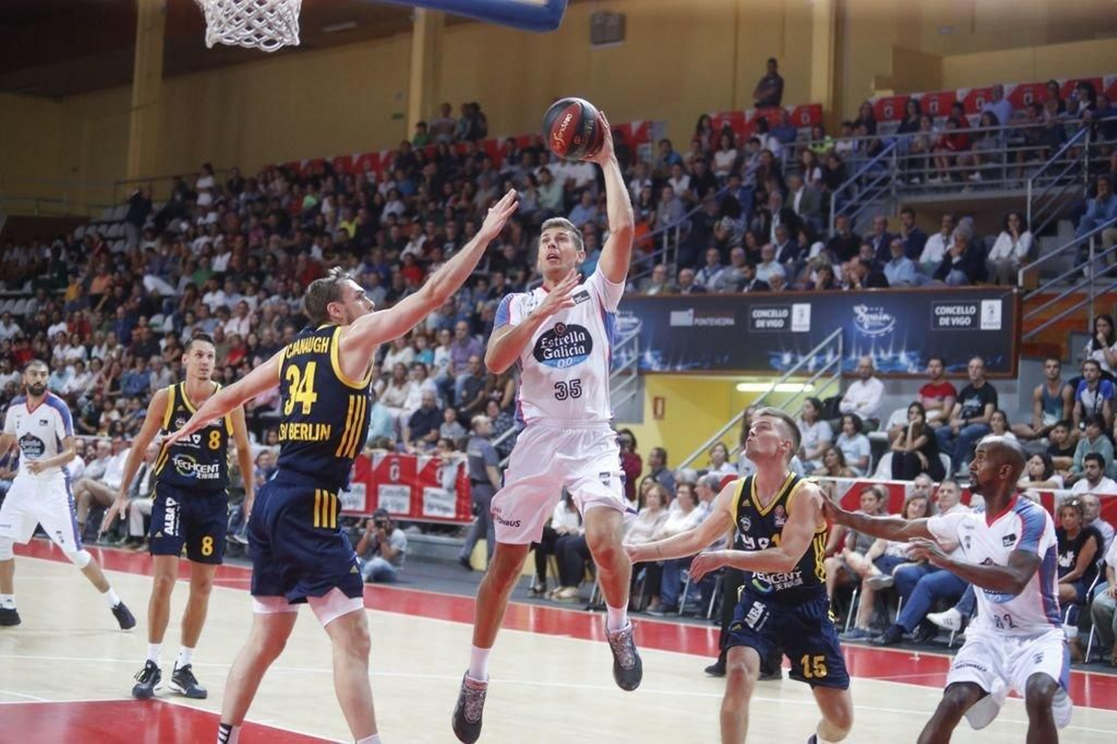 Czerapowicz (dorsal 35) trata de anotar unha canasta entre dous defensores do Alba Berlín no partido das Travesas.