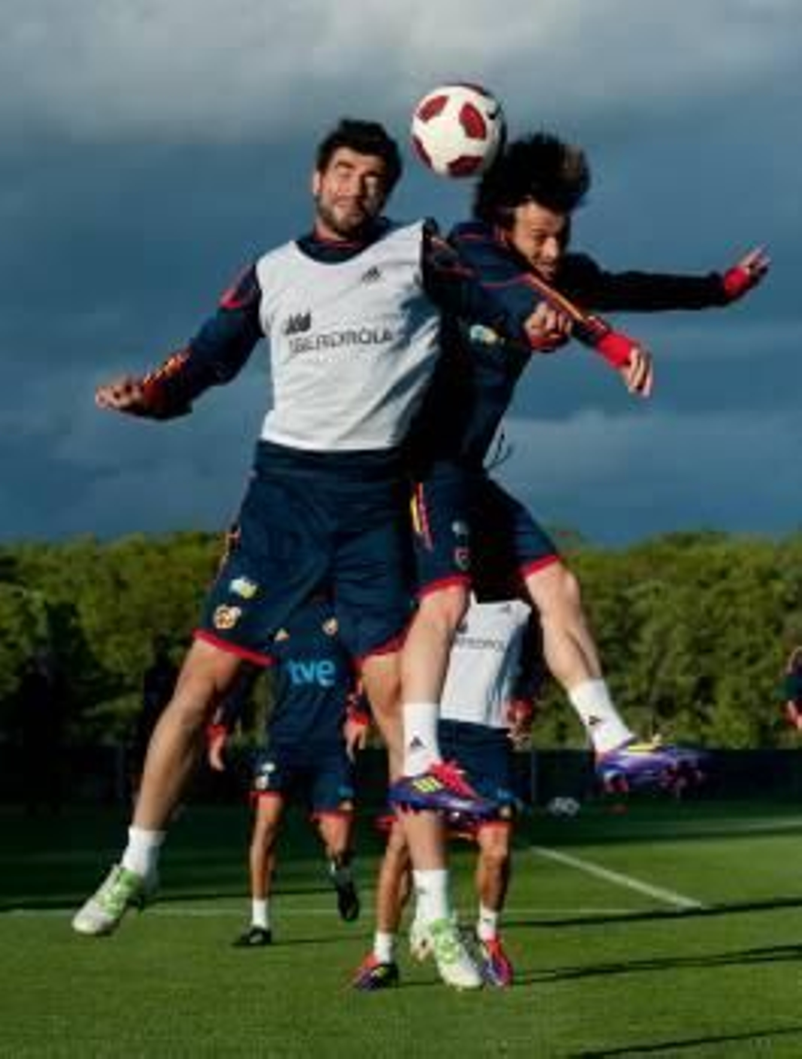 Albiol y Silva disputan un balón durante el entrenamiento de la selección en Providence.? (Foto: cj gunther)
