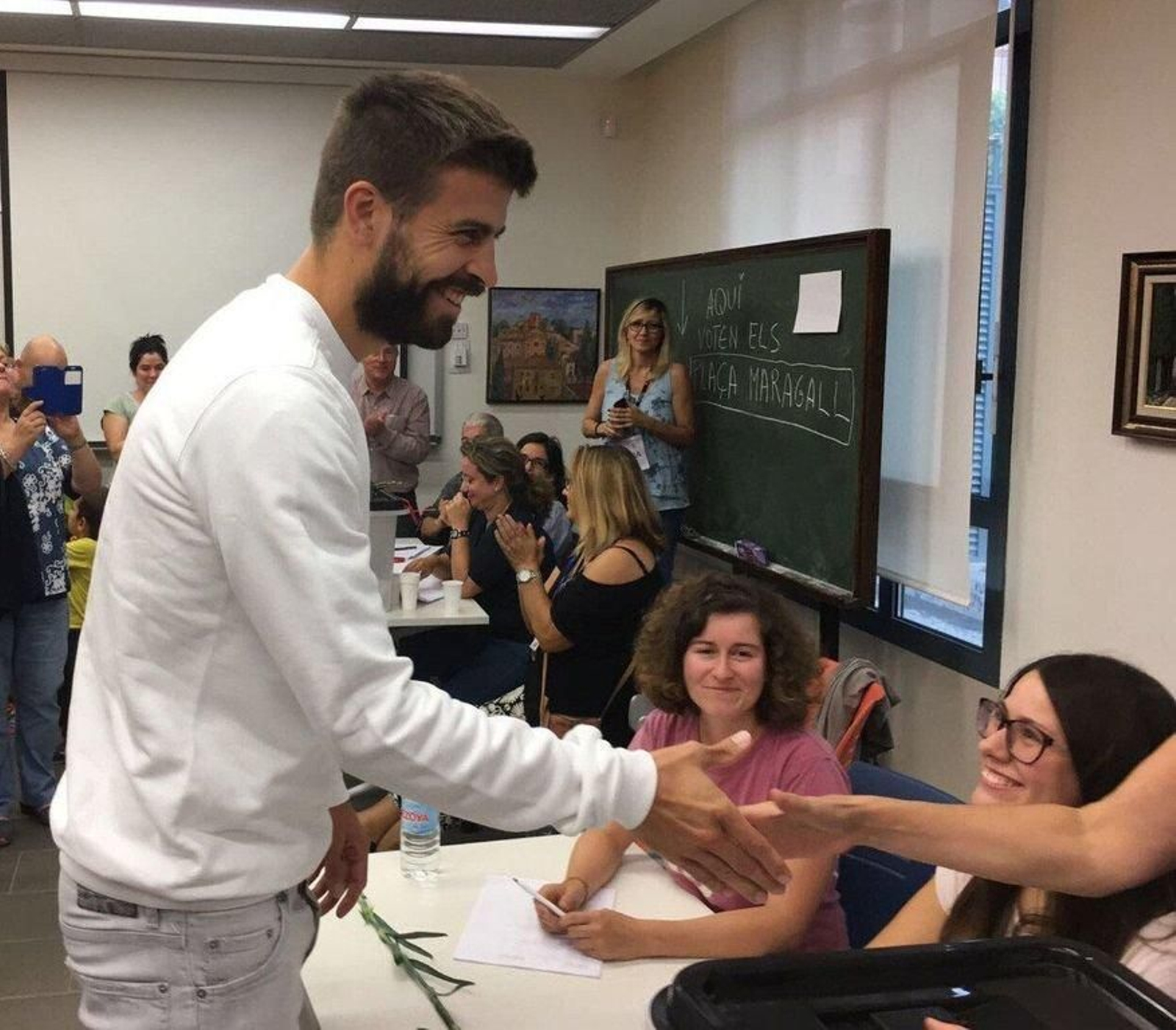 Piqué saluda a los miembros de una mesa, ayer.