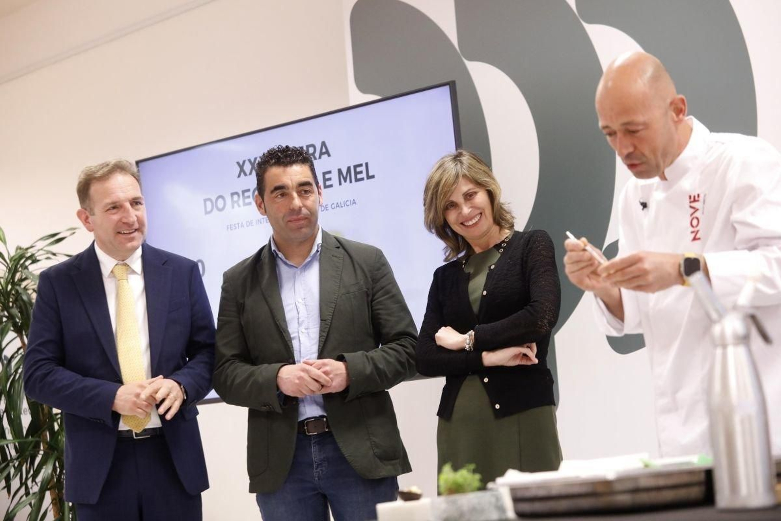 José Manuel Alfonso, Luís López, Nava Castrio y el chef Iñaqui Bretal, ayer en la sede de la Diputación de Vigo.