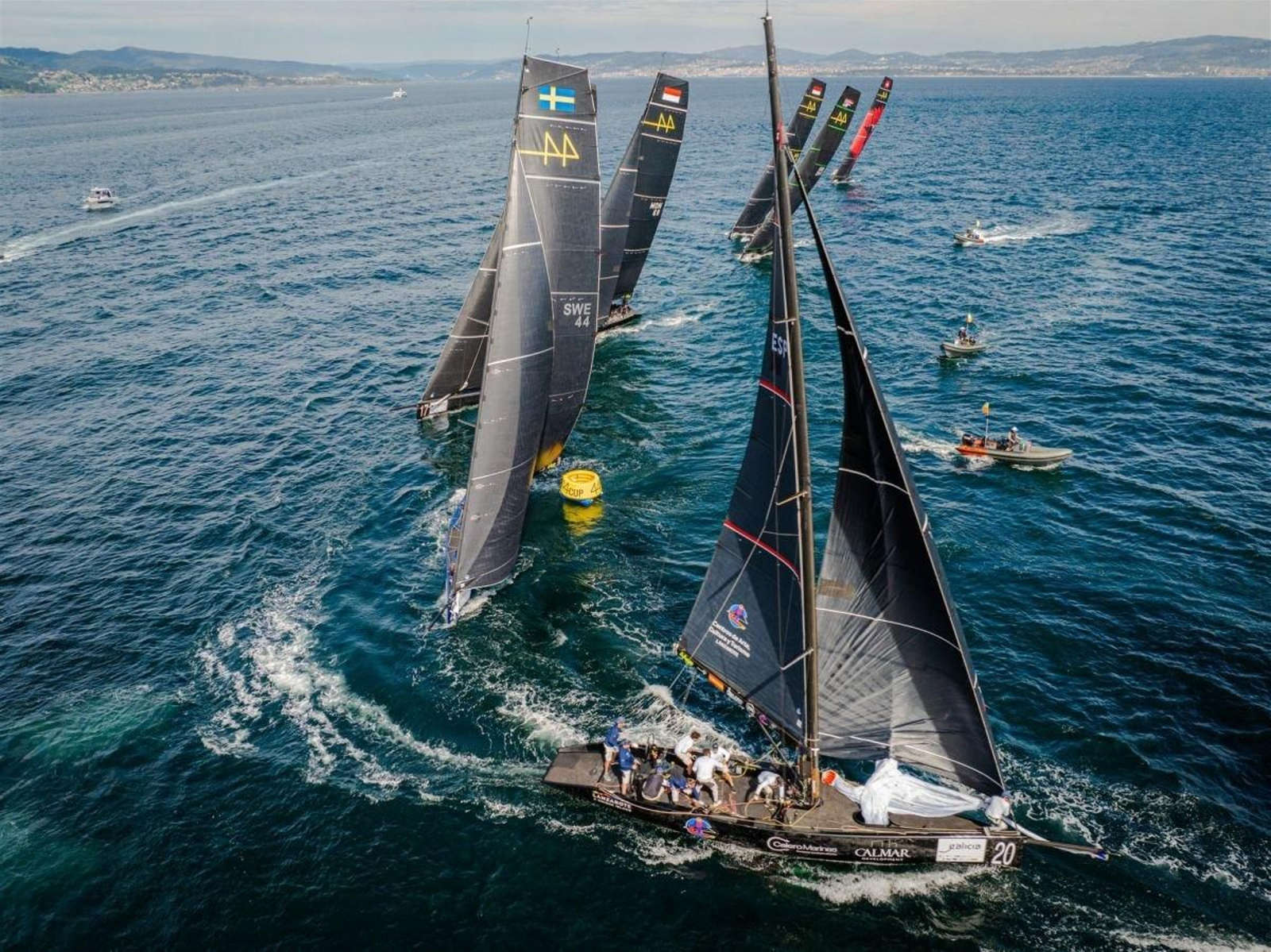 Los RC44 toman la boya en la jornada inaugural de la 44Cup Baiona, ayer, en la Ría de Vigo.