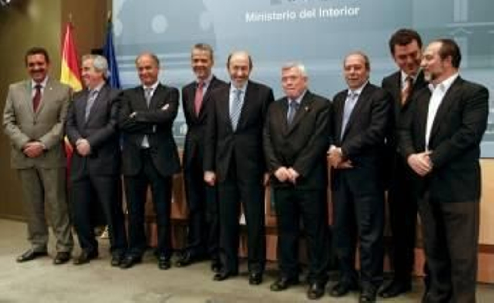 Las autoridades posan tras la firma de los convenios.