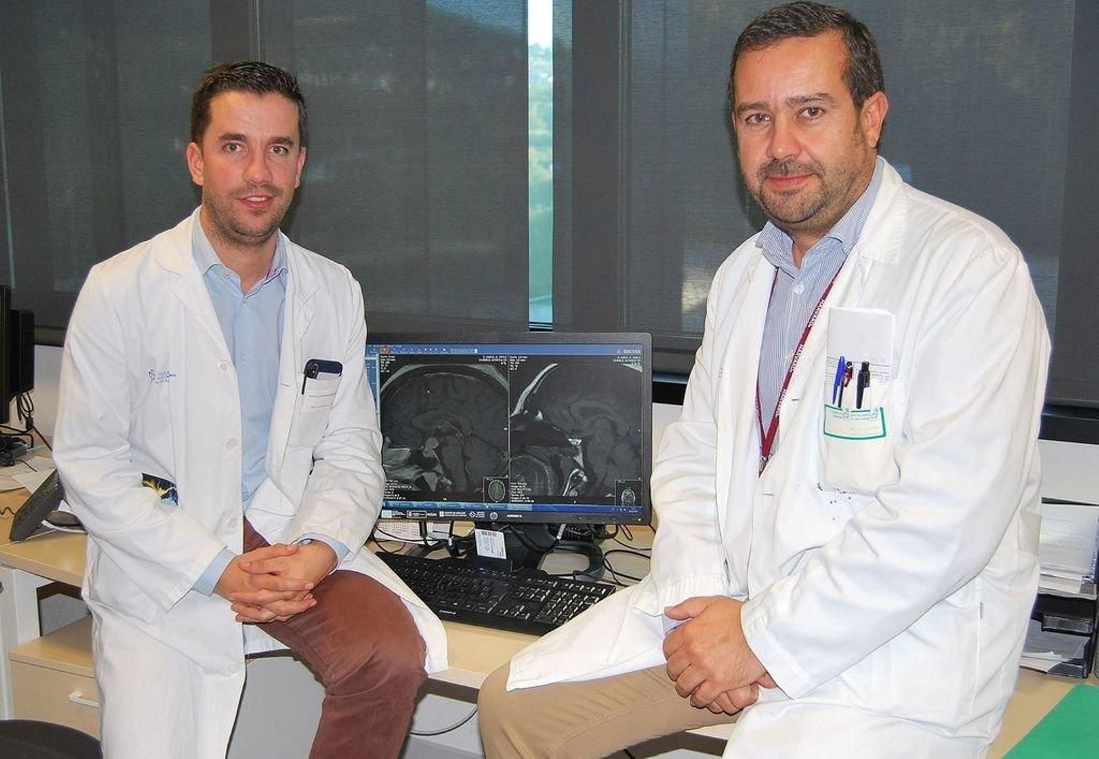 Los neurocirujanos Pablo Sanromán y Adolfo de la Lama, en el hospital.