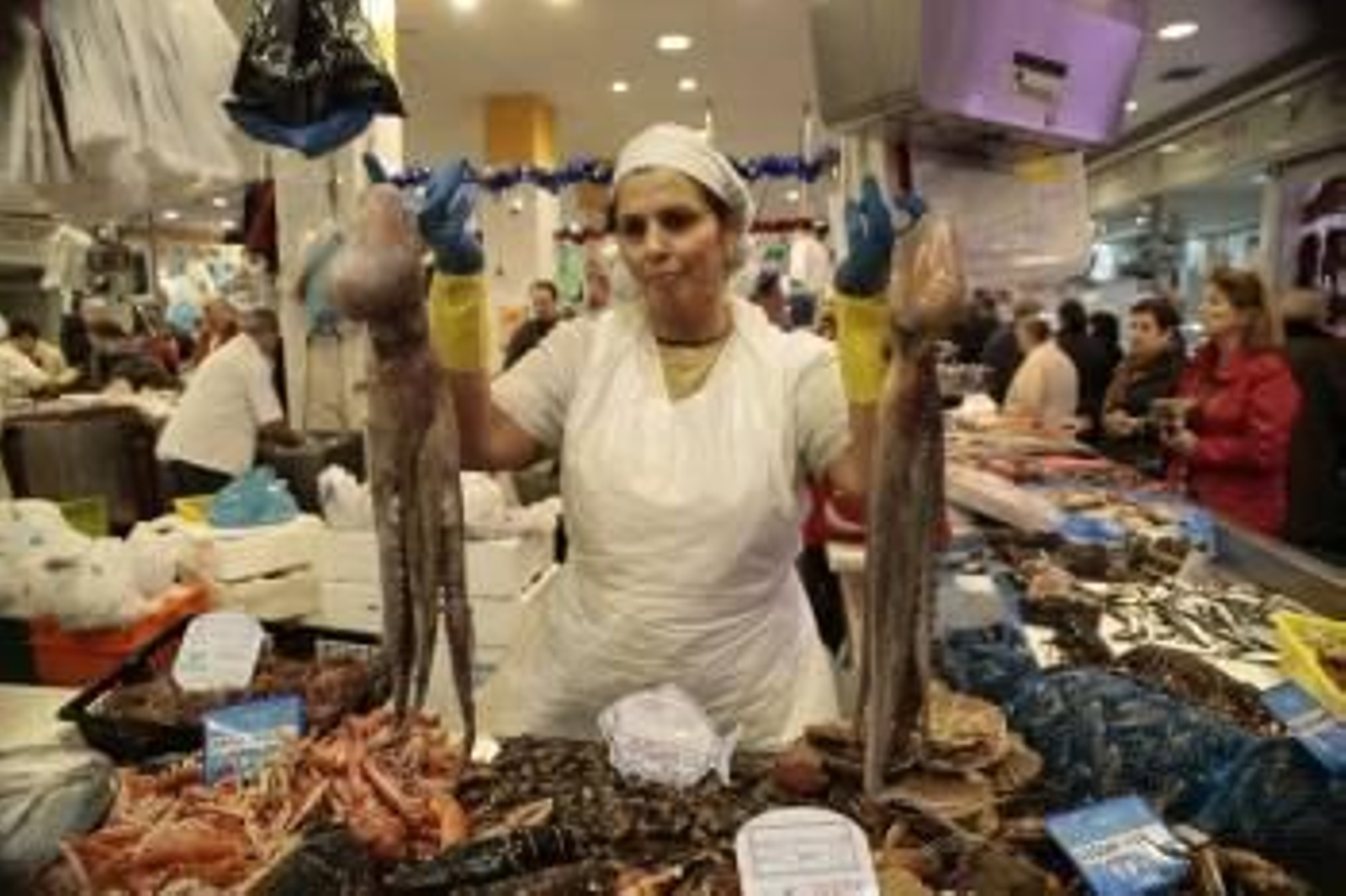 Loli muestra dos pulpos de la Ría, los únicos que había ayer en el mercado de O Calvario.