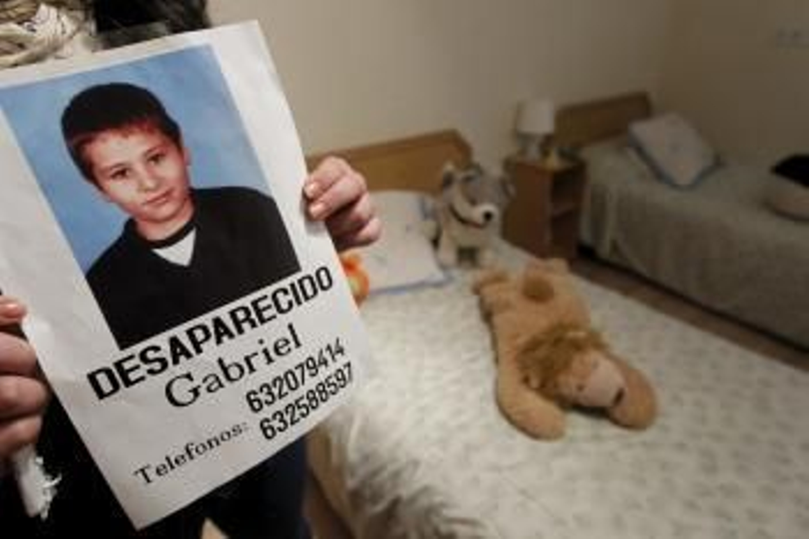 Cartel con la fotografía del niño rumano de 12 años desaparecido en Madrid, en su domicilio, en el distrito de Vicálvaro (Foto: EFE)