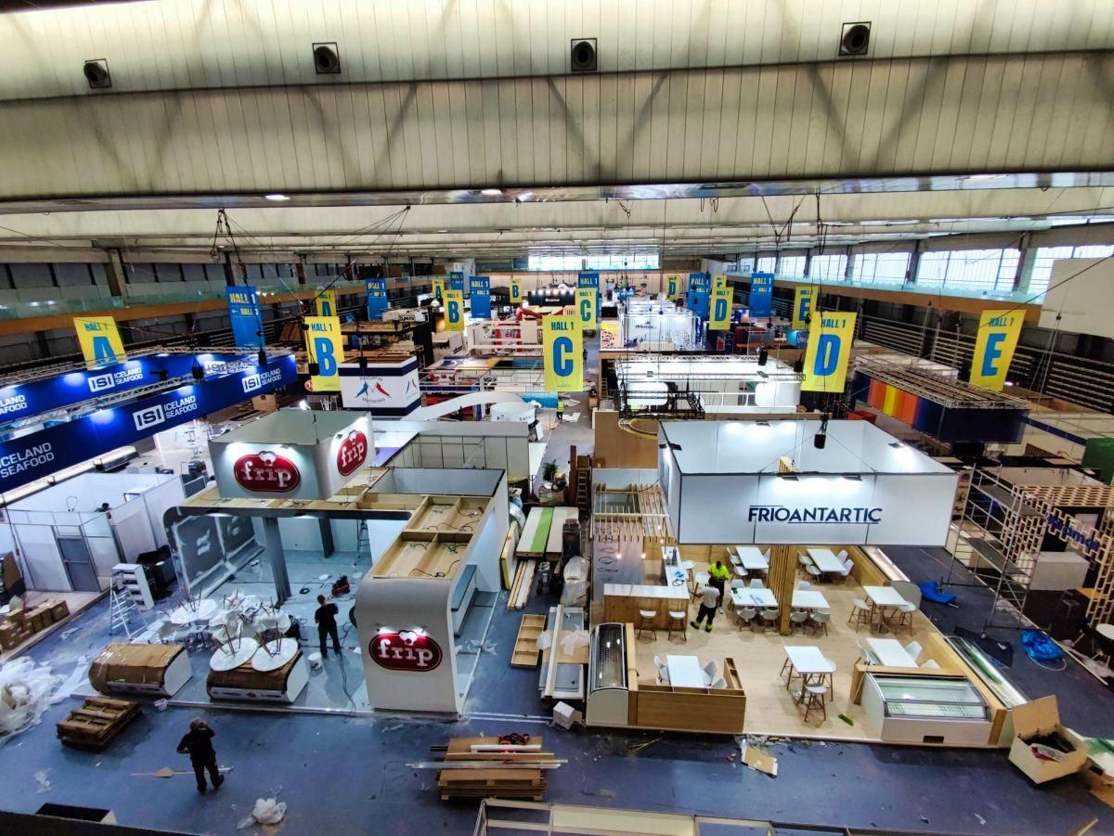 Últimos preparativos con el montaje de los stands para la feria que se inaugurará el próximo martes.
