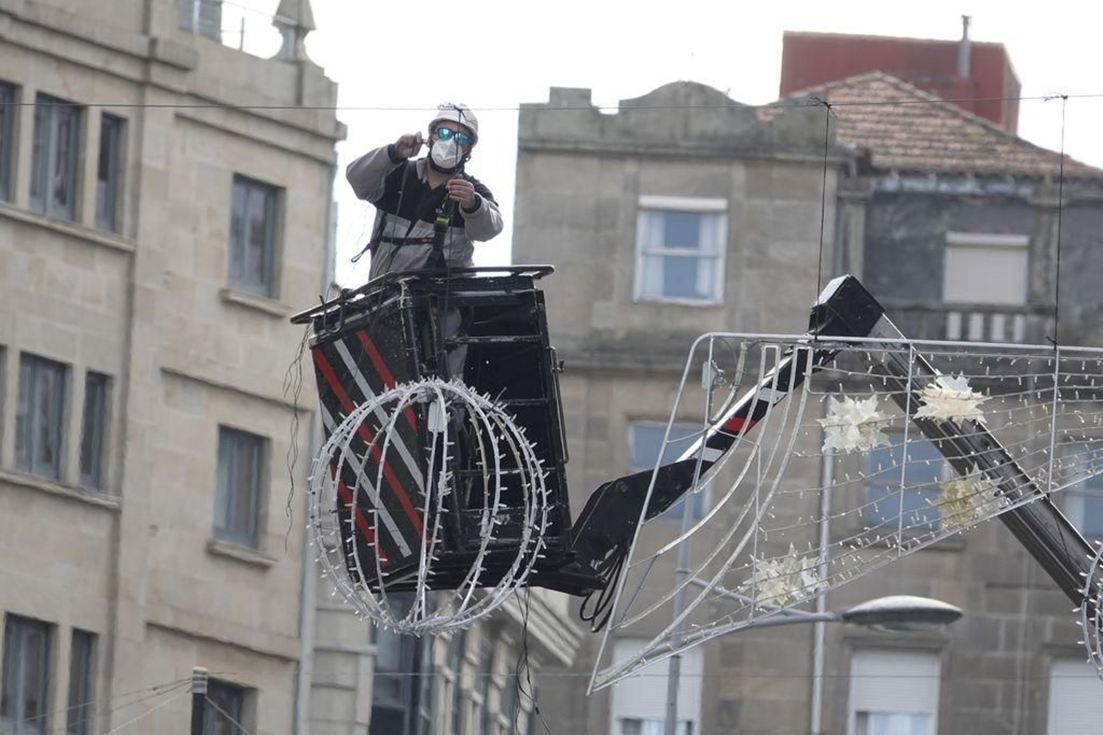 Parta finales de noviembre está previsto el encendido de las luces de Navidad, diez millones de luces Led, que estarán acompañadas de 2.700 adornos y 450 árboles iluminados. La decoración llegará a 334 calles tanto del centro como de los barrios. También acaba de salir a concurso el Market Cíes y noria de la Alameda.