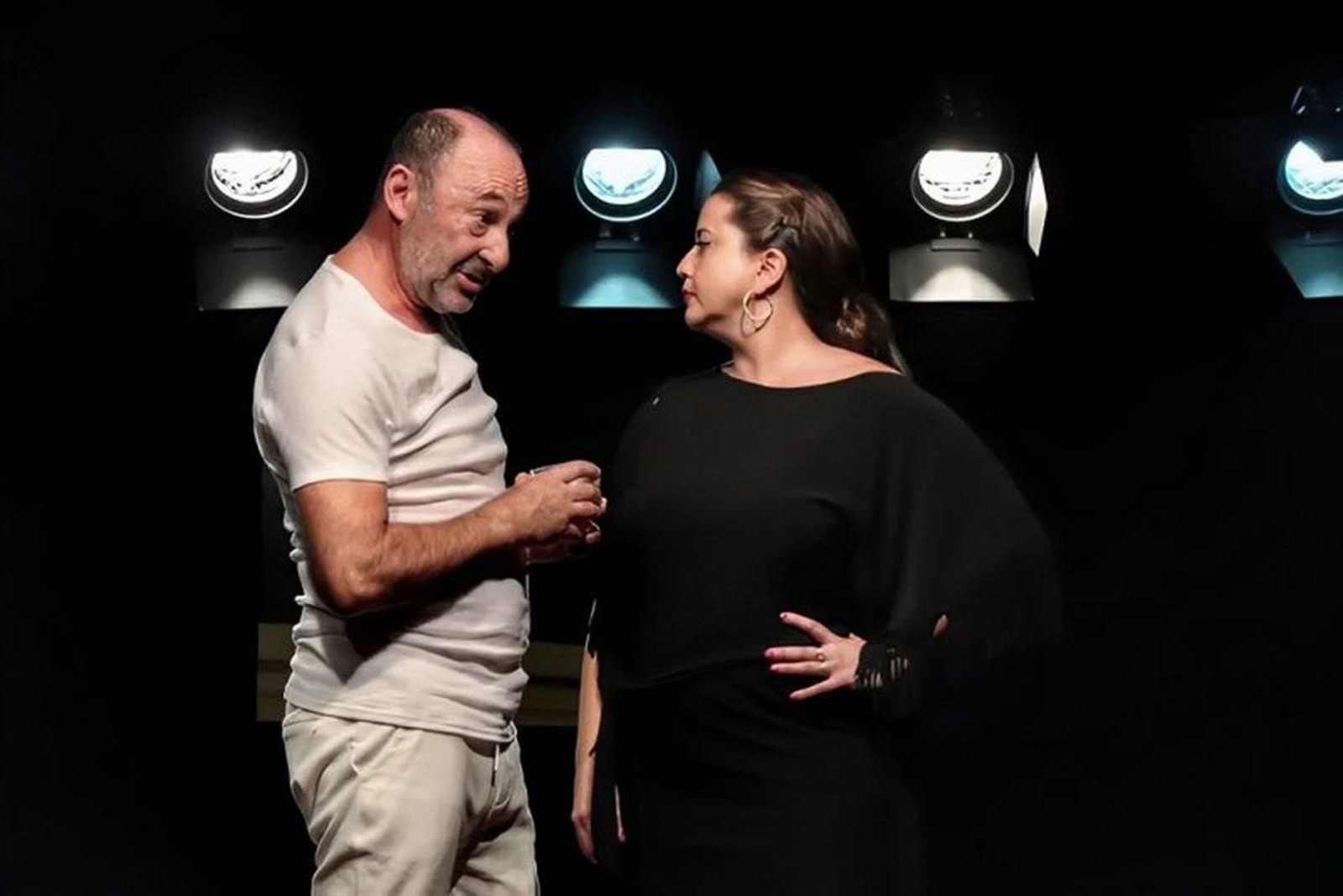 Manquiña e Sabela Hermida, na obra “Todo nunha noite” que se represanta mañá en Vigo.