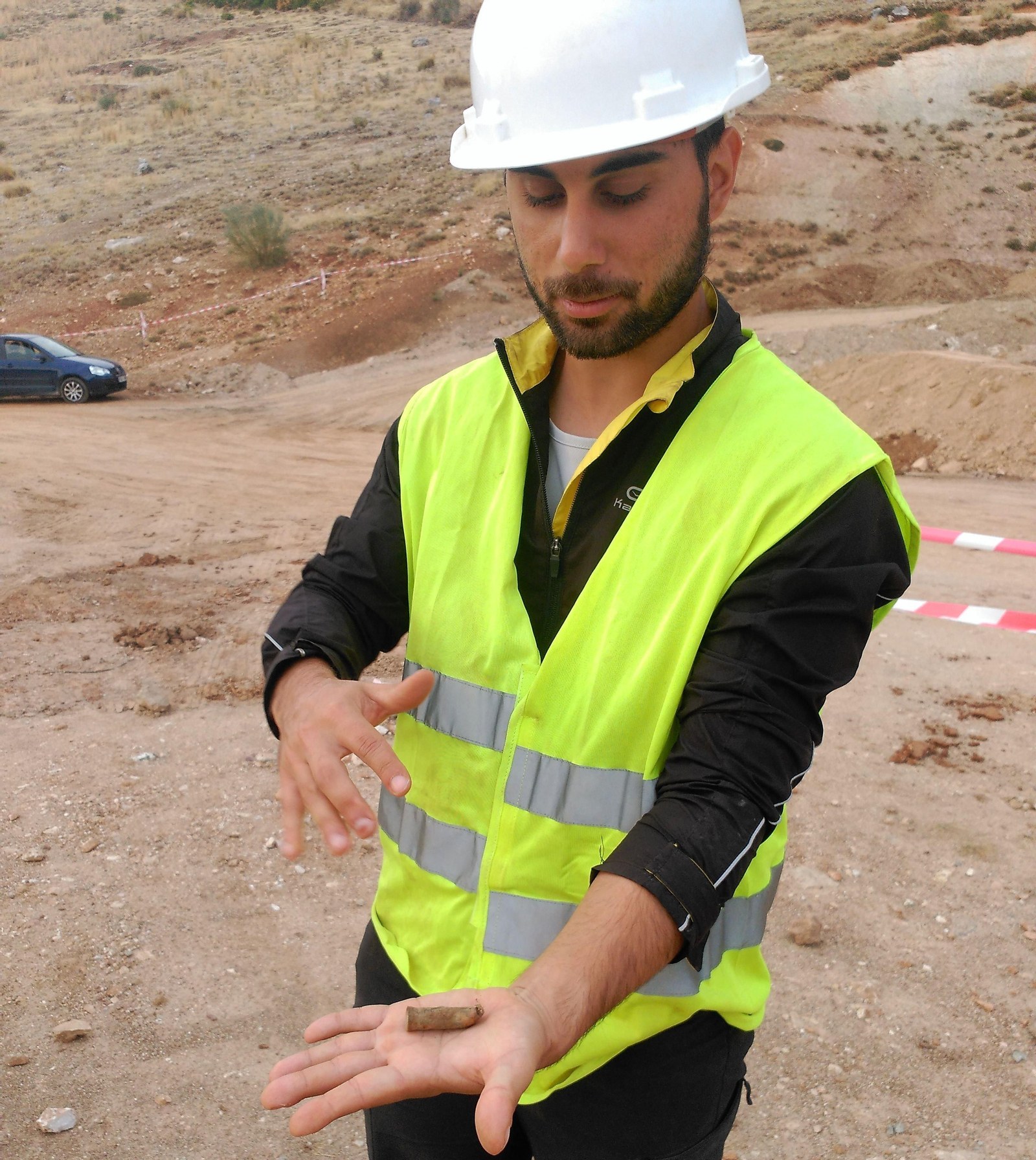 O vigués, Pablo Caserío, coa bala ‘asasina’ que atoparon no pozo.