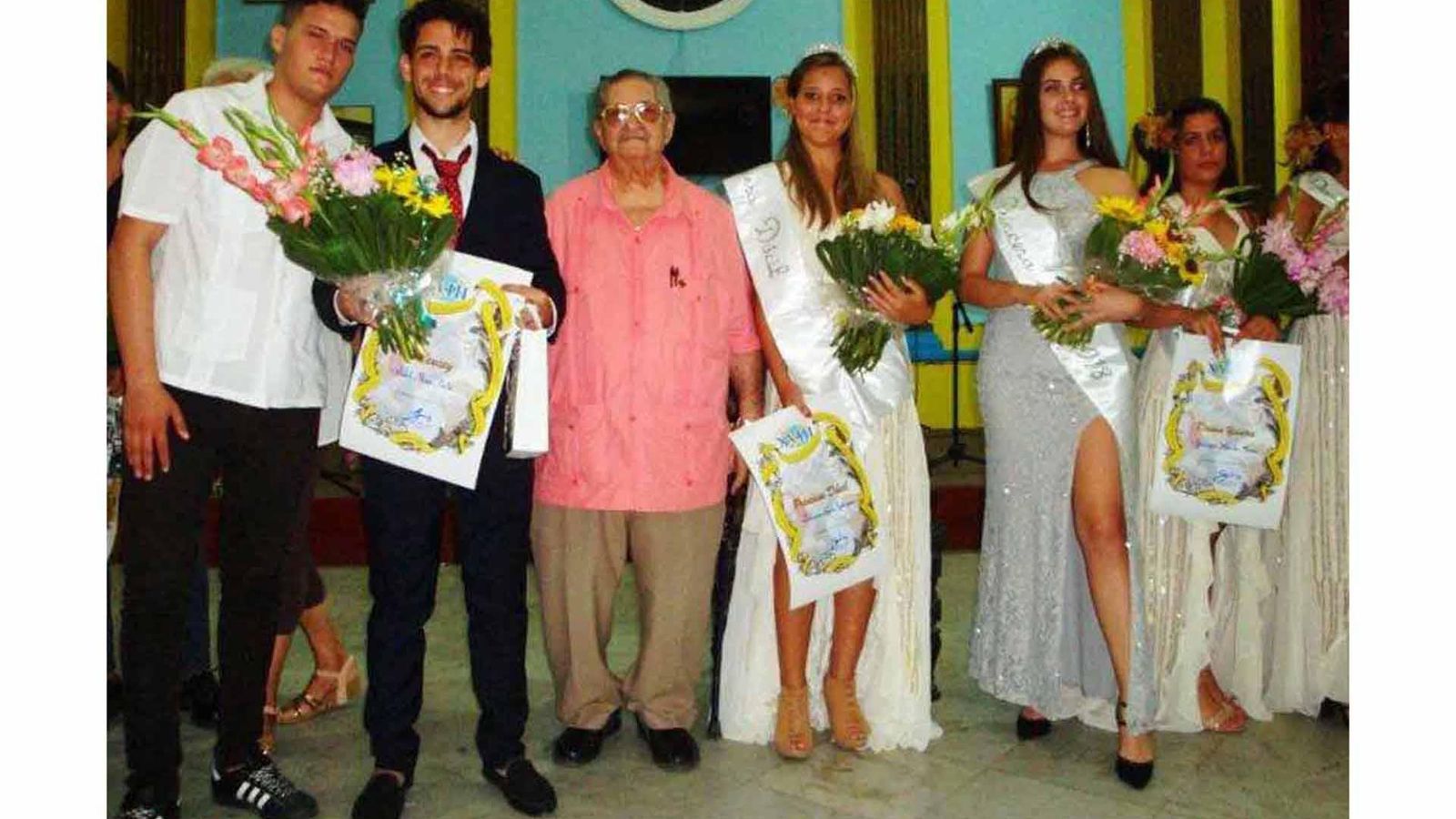El fallecido presidente de la Asociación Canaria, Lázaro Rivero Galván, (QEPD), en el centro, entregando los títulos de reina a las asociadas participantes