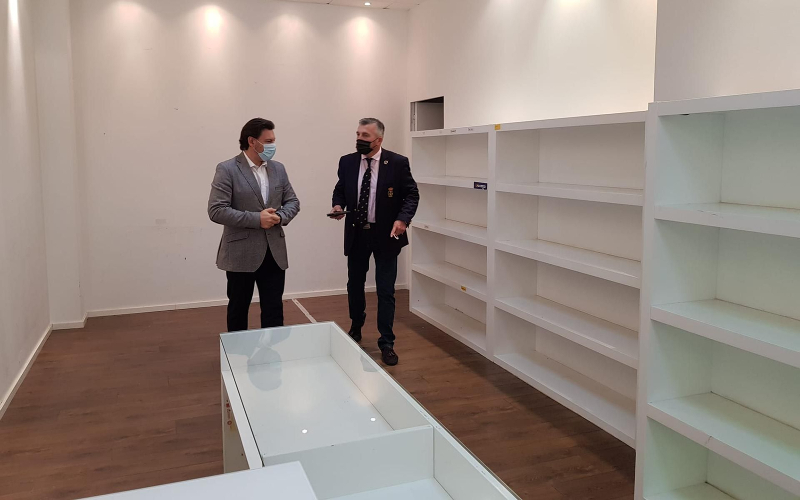 El secretario xeral da Emigración y el presidente de la Asociación de Empresarios durante la visita a uno de los locales