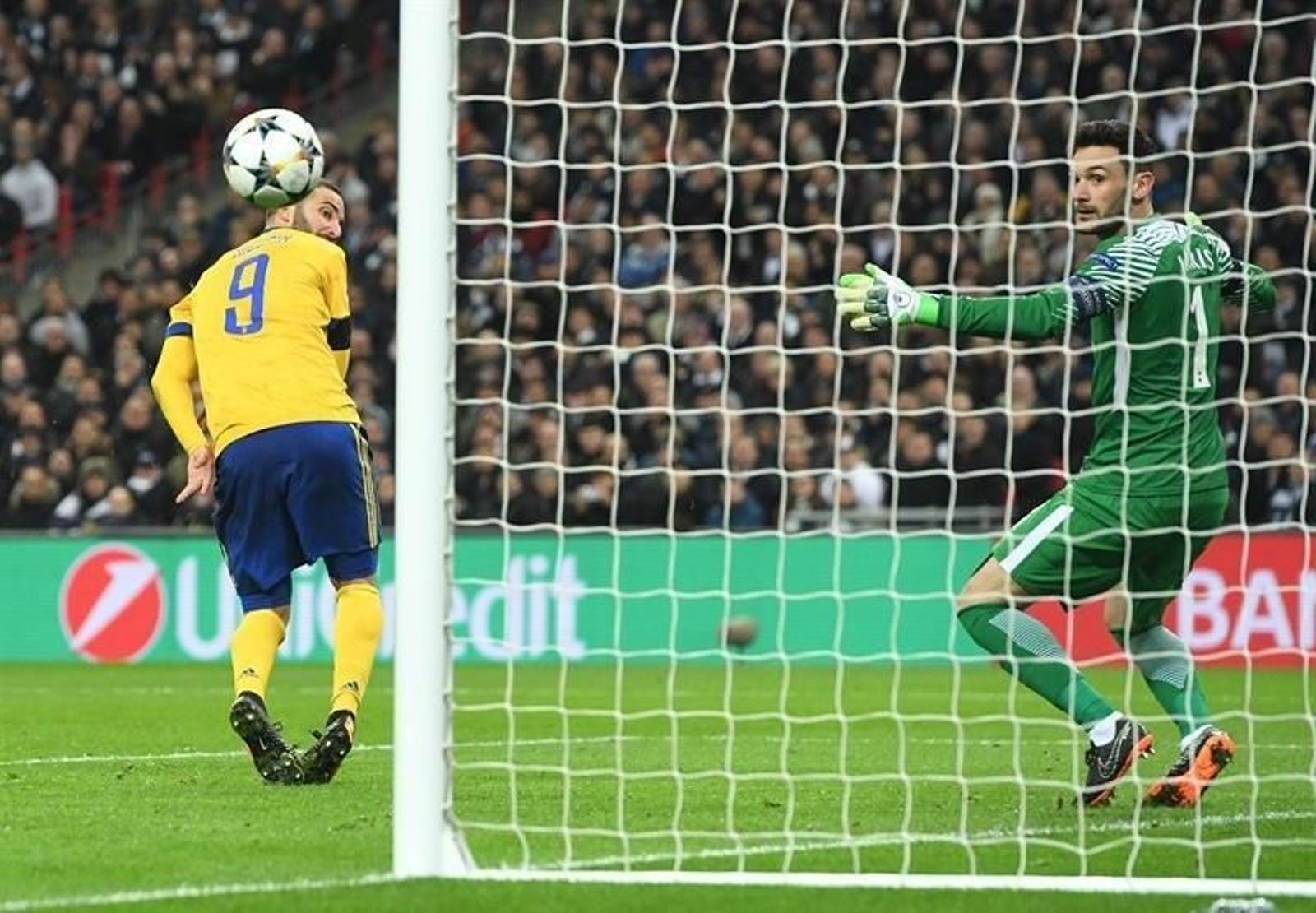Higuaín marca el primer gol del partido ante la atenta mirada de Lloris.