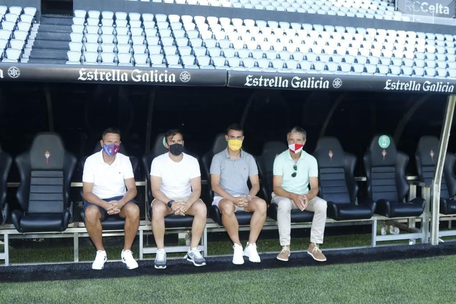 Los cuatro entrenadores posan en el banquillo de Balaídos, ayer.