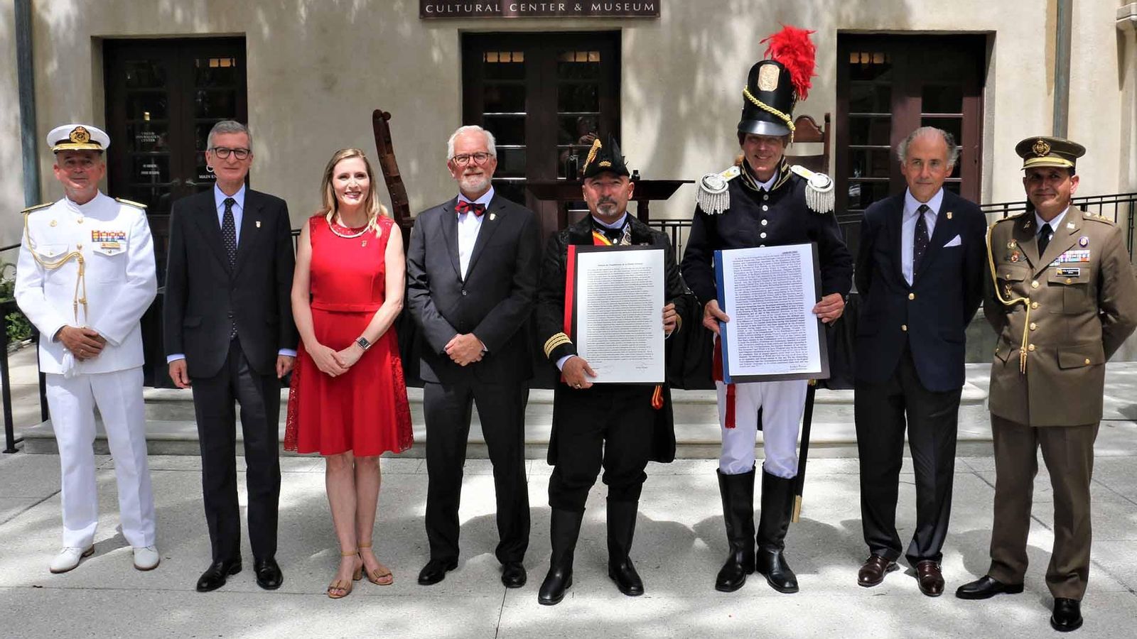 USA848. SAN AGUSTÍN (ESTADOS UNIDOS), 10/07/2021.- (i-d) El agregado de Defensa de la embajada de España en Washington, el contralmirante Fernando Poole Quintana; el embajador español en Washington, Santiago Cabanas; La secretaria de Estado de Florida, Laurel Lee; el alcalde de San Agustín, Tracy Upchurch; Orlando Ramírez, quien personifica al coronel José María Coppinger; Jeff Jore, quien personifica al coronel Robert Butler; el cónsul general español en Miami, Jaime Lacadena, y el agregado militar de la embajada de España en Washington, el coronel Lázaro Albarracín, posan durante su participación en el acto para conmemorar el Tratado de Transcontinentalidad en virtud del cual la Corona española cedió la Florida a los entonces jóvenes Estados Unidos de América, durante un acto hoy, en San Agustín, Florida (EE.UU.). Florida cumplió este sábado 200 años siendo parte de Estados Unidos, un aniversario que fue conmemorado en la ciudad de San Agustín con presencia de autoridades españolas y estadounidenses y una representación histórica a cargo de más de 120 personas vestidas de época. EFE/ Raphael Cosme III 