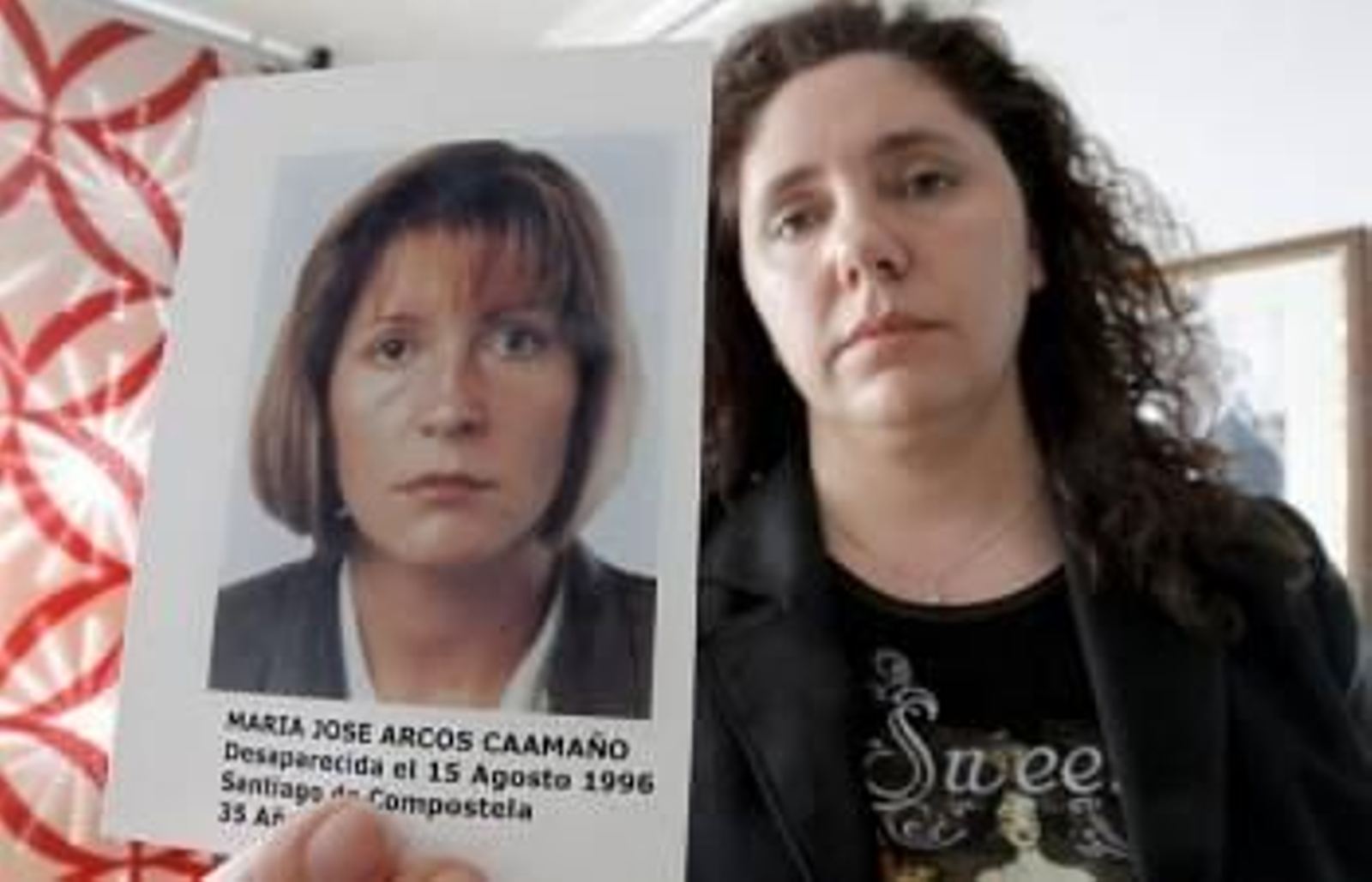 Rosa Arcos muestra una fotografía de su hermana María JOsé, desaparecida en 1996. (Foto: ARCHIVO)