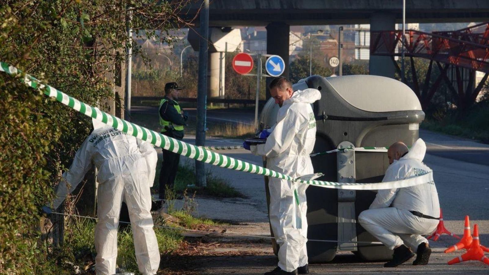 El cadáver apareció tras un contenedor en el polígono de As Gándaras.