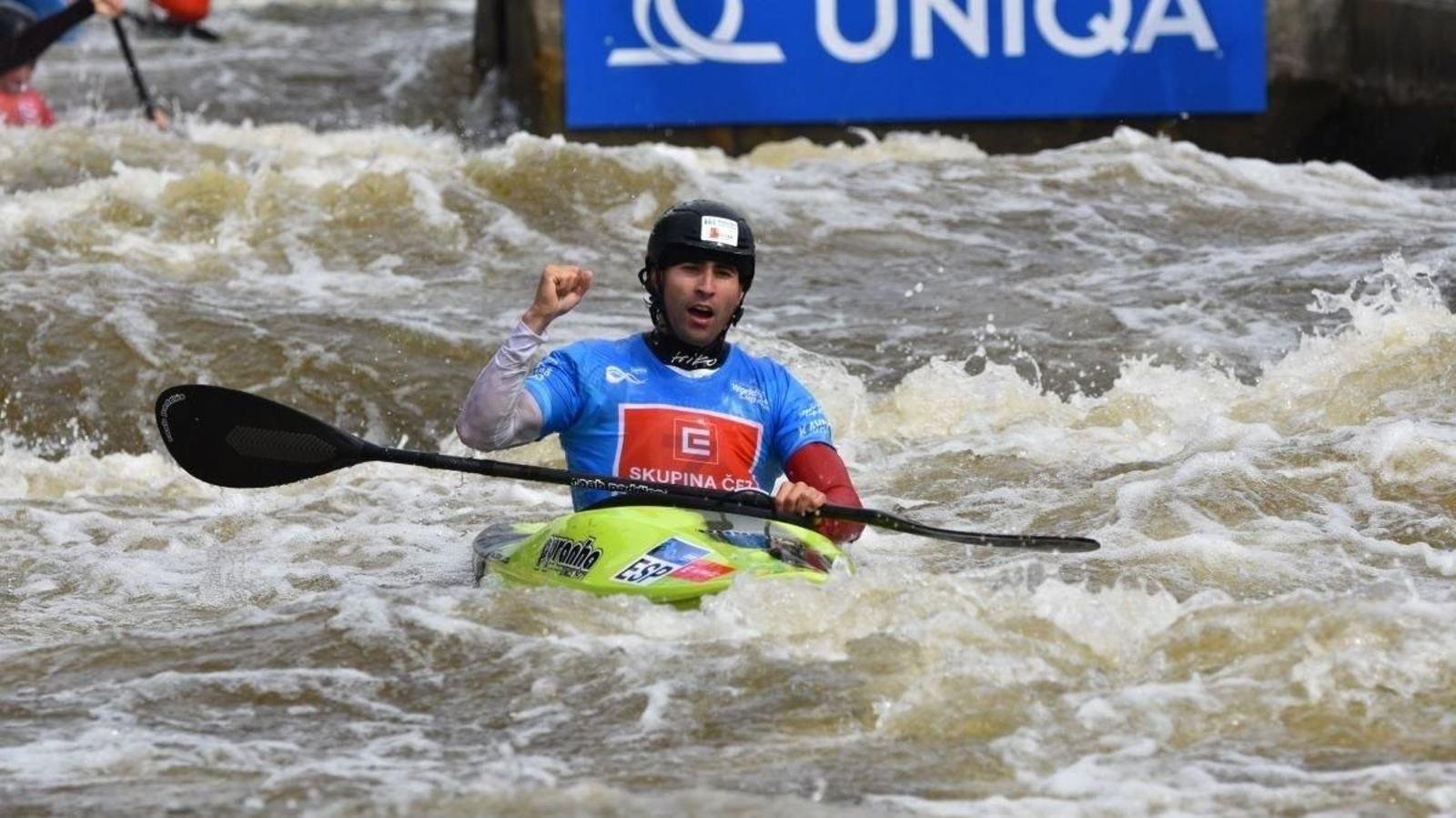 El palista de Tomiño, aprieta el puño como vencedor tras rebasar la meta del canal de la capital checa.
