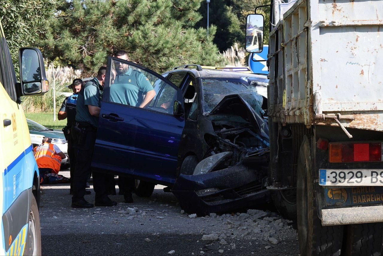Agentes de la Guardia Civil inspeccionan el coche robado.