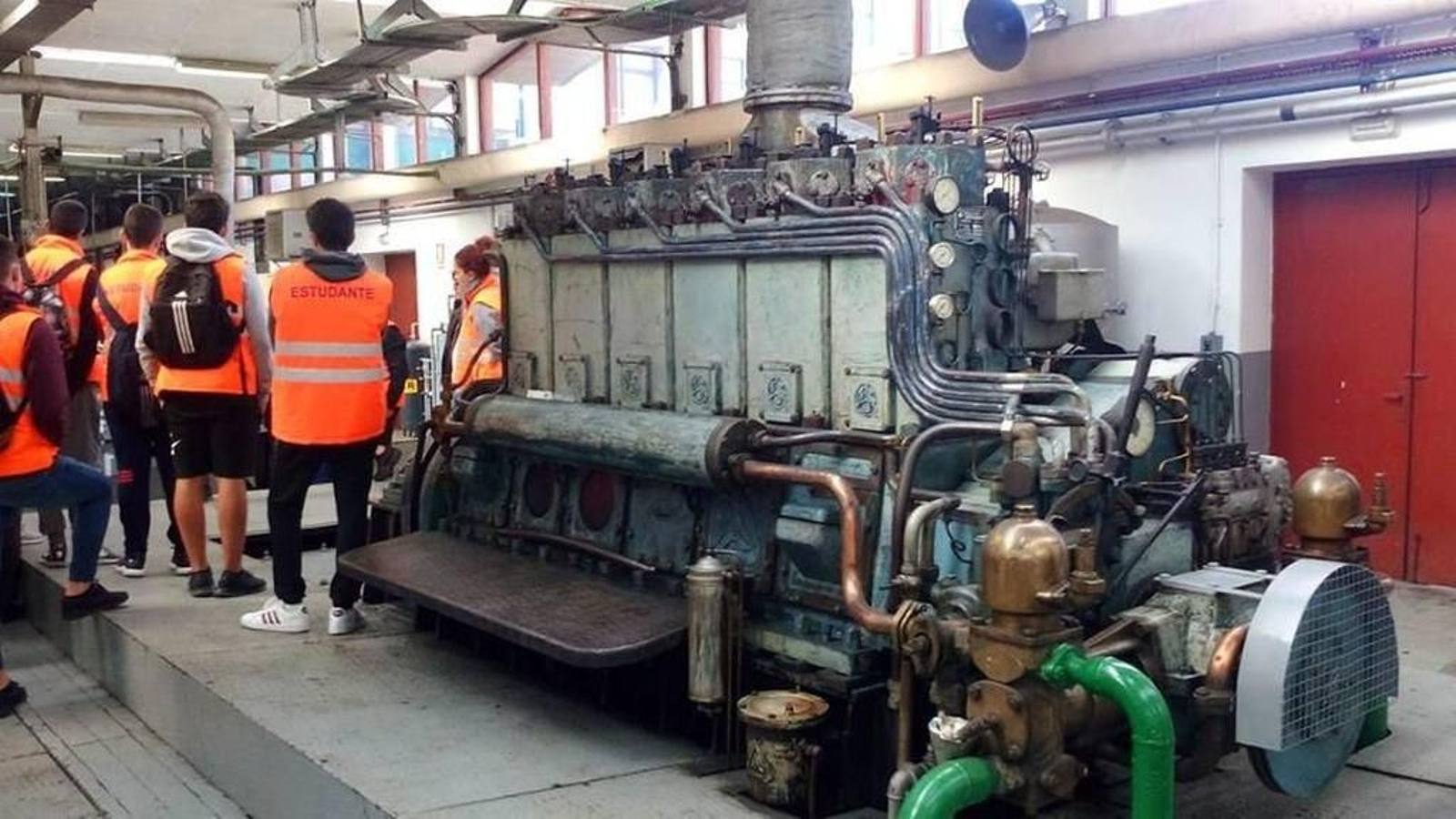 Alumnos del Instituto Marítimo Pesquero de Vigo en una visita.