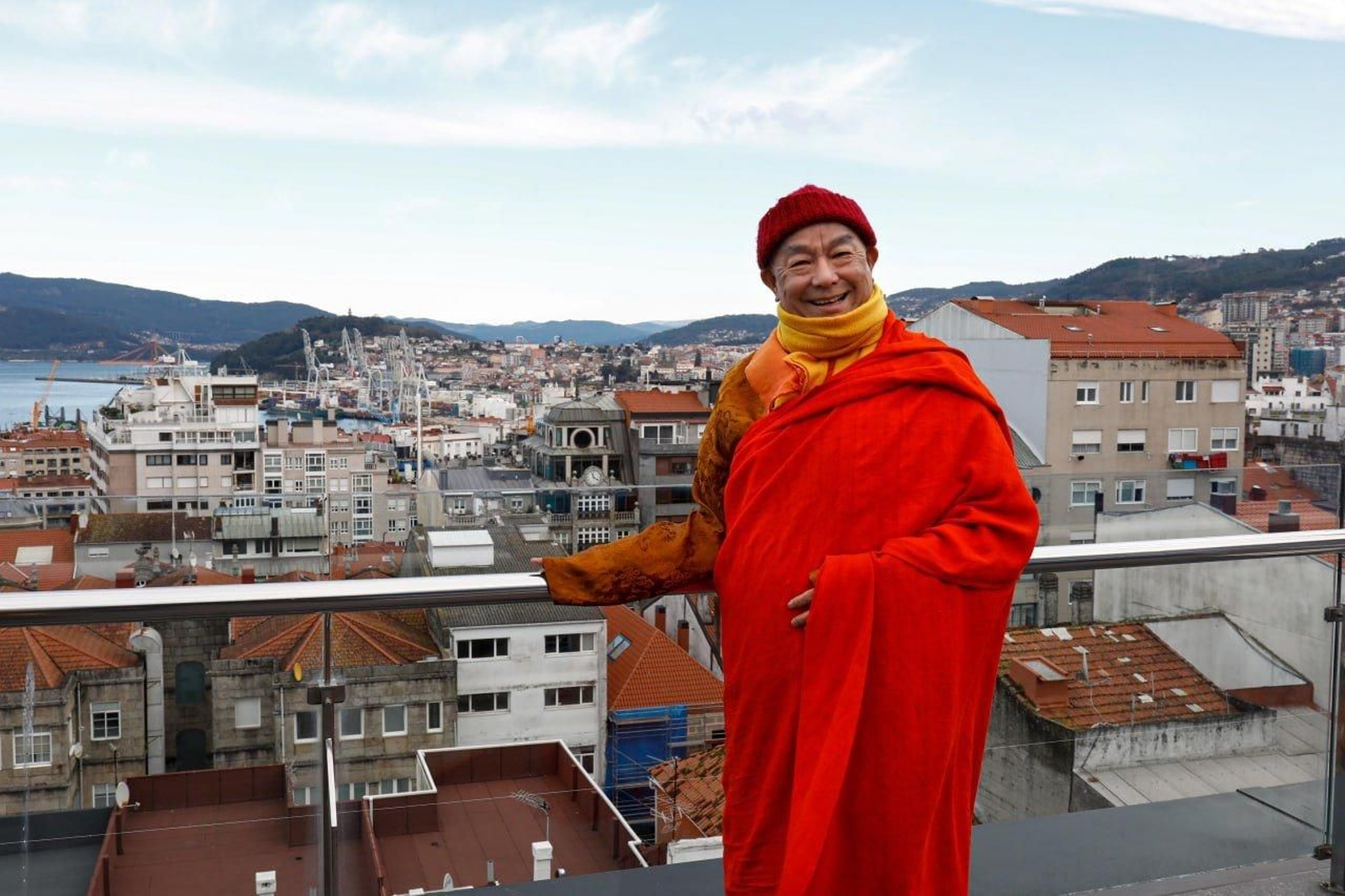 El lama Drubgyu Tenpay, ayer en una terraza. Es la máxima representación en España del Vajrayana, uno de los linajes más antiguos del budismo.