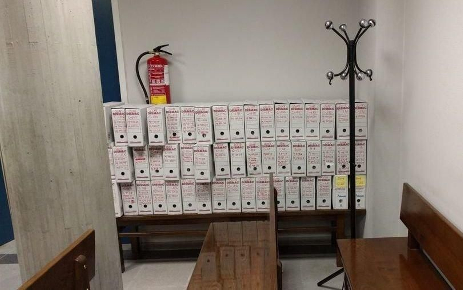 La falta de espacio obliga a almacenar expedientes en los juzgados. En imagen, sala del juzgado Penal 2 de Vigo.