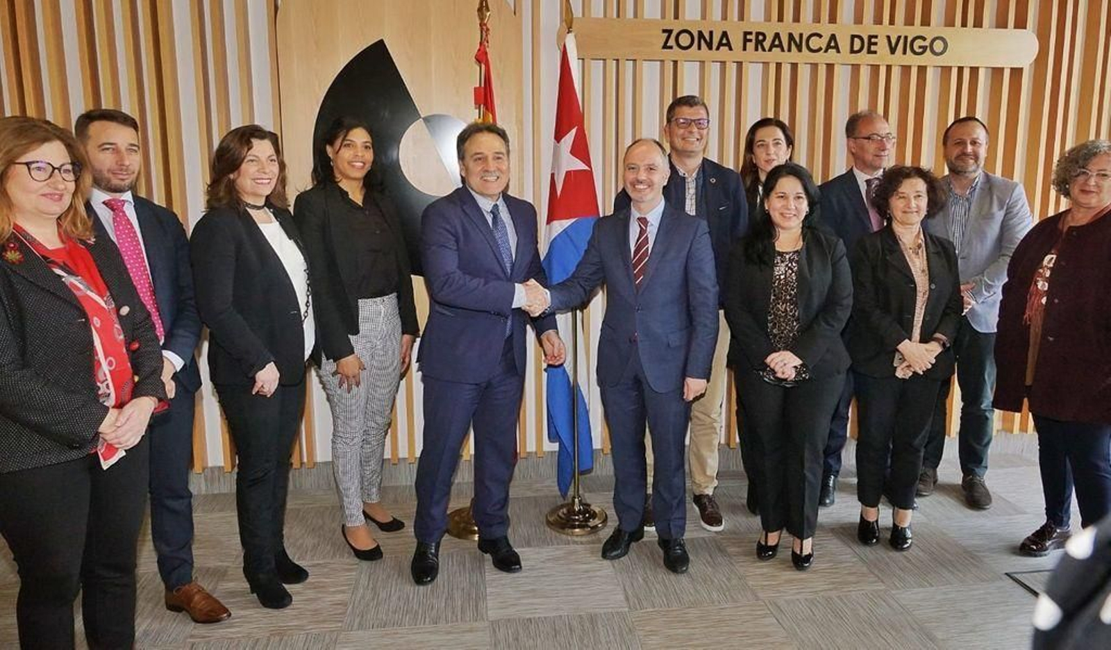 Fotografía de familia realizada en la sede de Zona Franca en Bouzas. En el centro Machín y Regades.