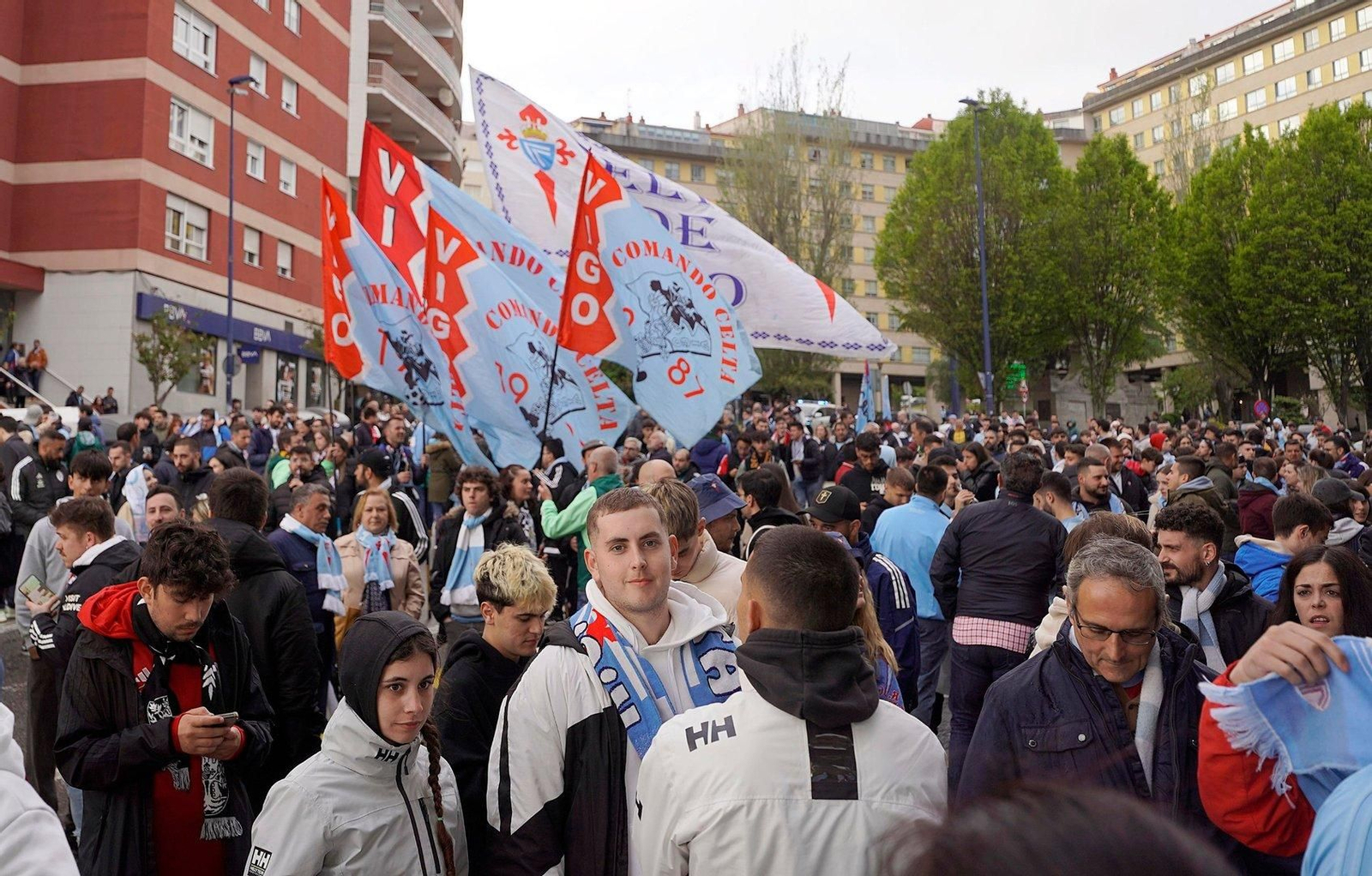 Aficionados celestes con sus banderas.