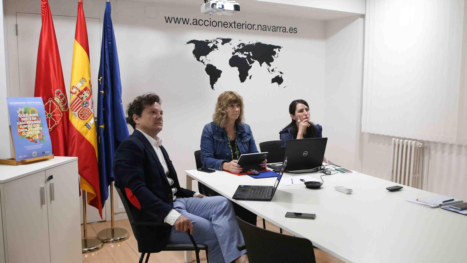 En el centro  Ana Ollo, consejera de Consejera de Relaciones Ciudadanas de Navarra