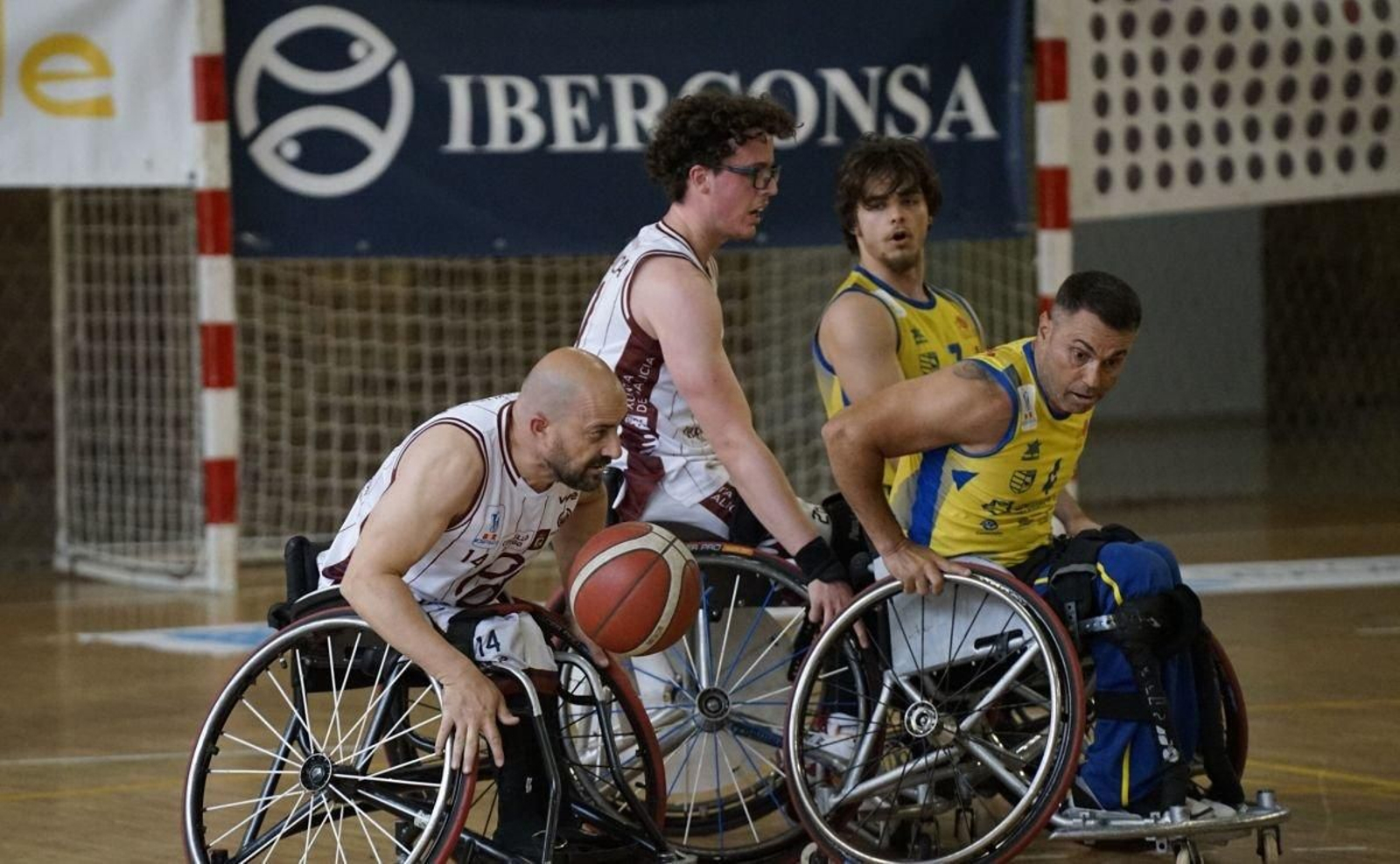 Berni Costas avanza con el balón junto a Oscar Knight en el partido disputado ayer en O Berbés.