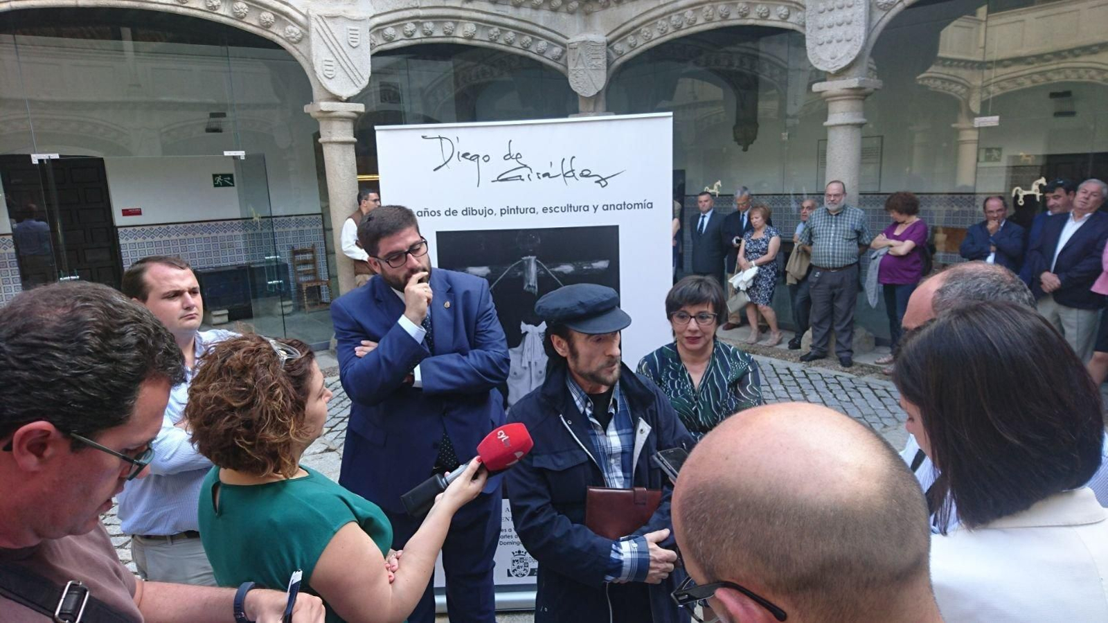 Diego de Giráldez atendiendo a los medios de comunicación abulenses antes del homenaje.