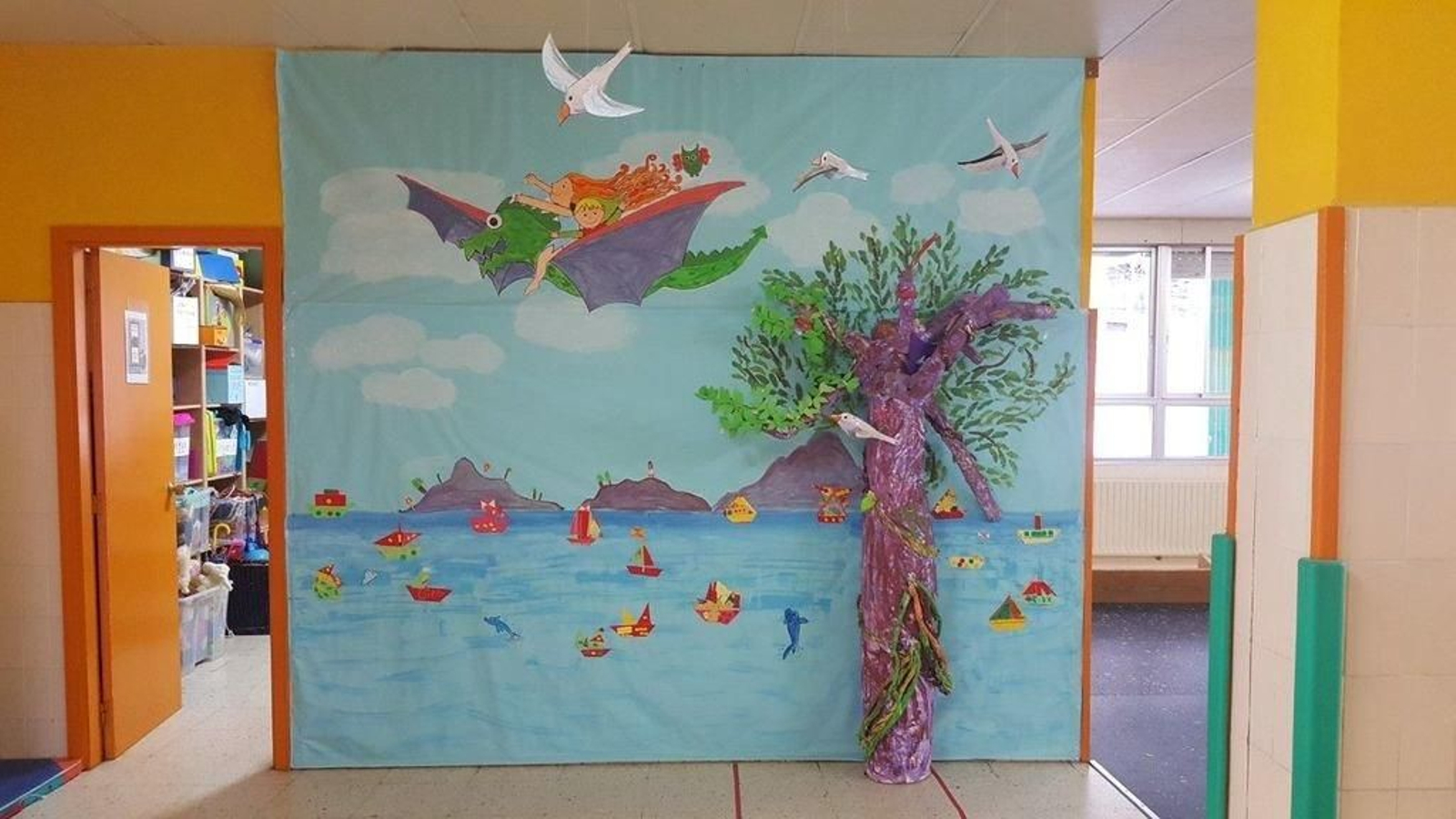 Un gran mural sobre las Islas Cíes adorna los pasillos de este centro educativo.