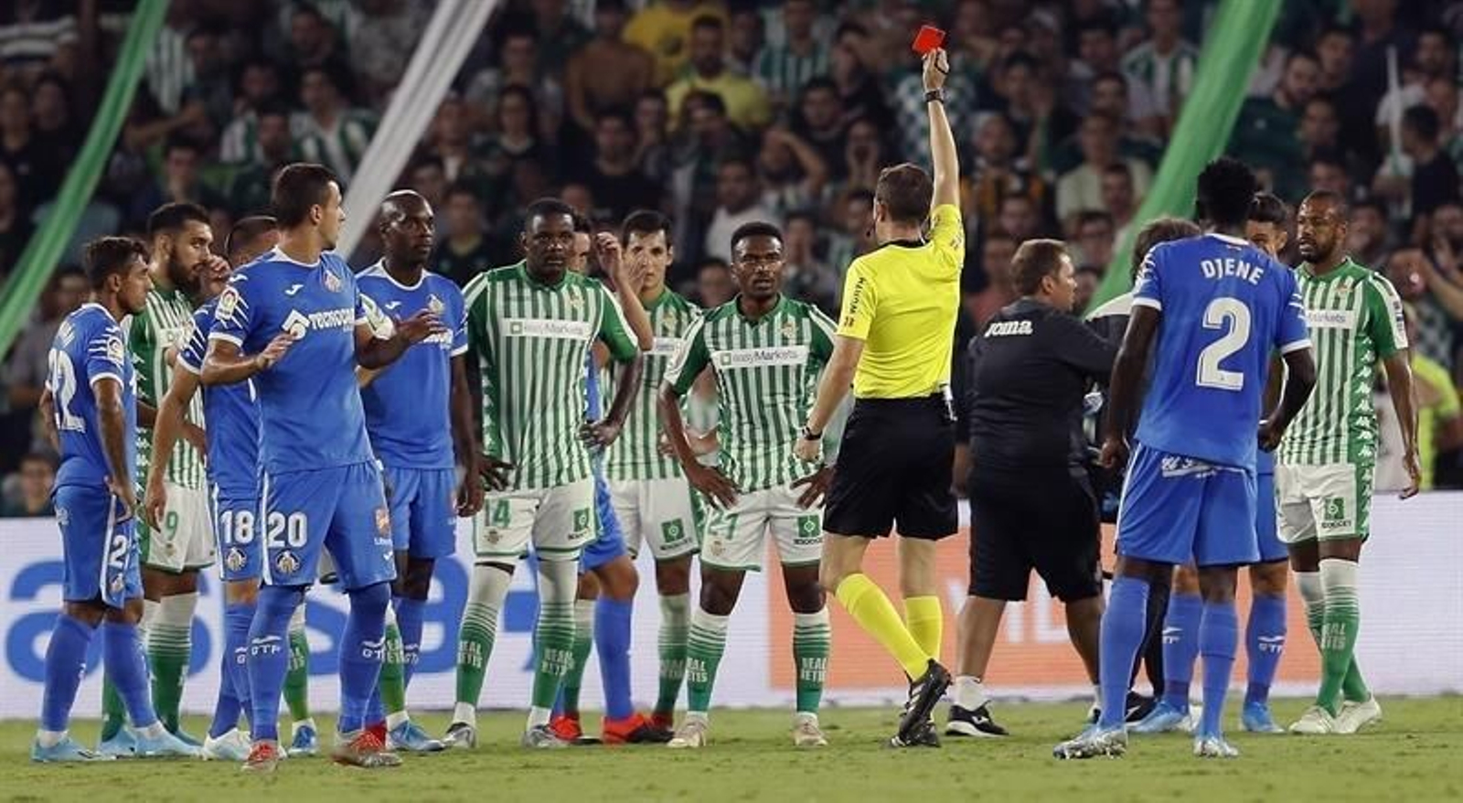 El árbitro González González muestra la tarjeta roja al centrocampista portugués del Real Betis William Carvalho, durante el partido de la cuarta jornada de Liga en Primera División ante el Getafe. 
Foto: EFE